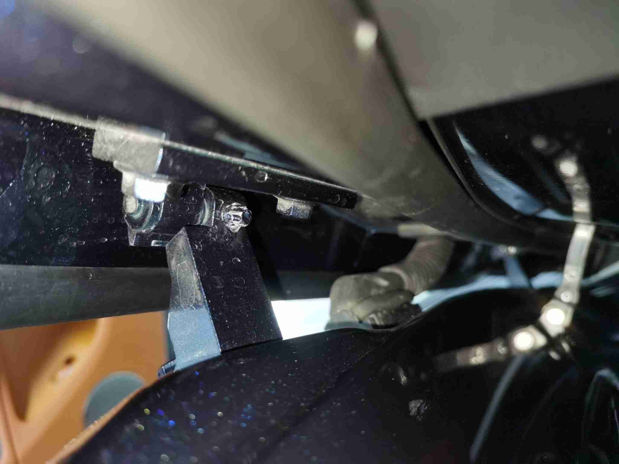 右B柱铰链拆卸痕迹实拍