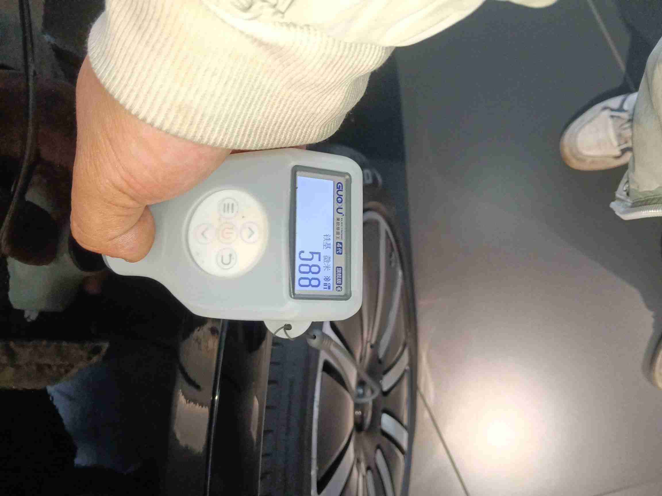 左前翼子板轻微凹陷实拍