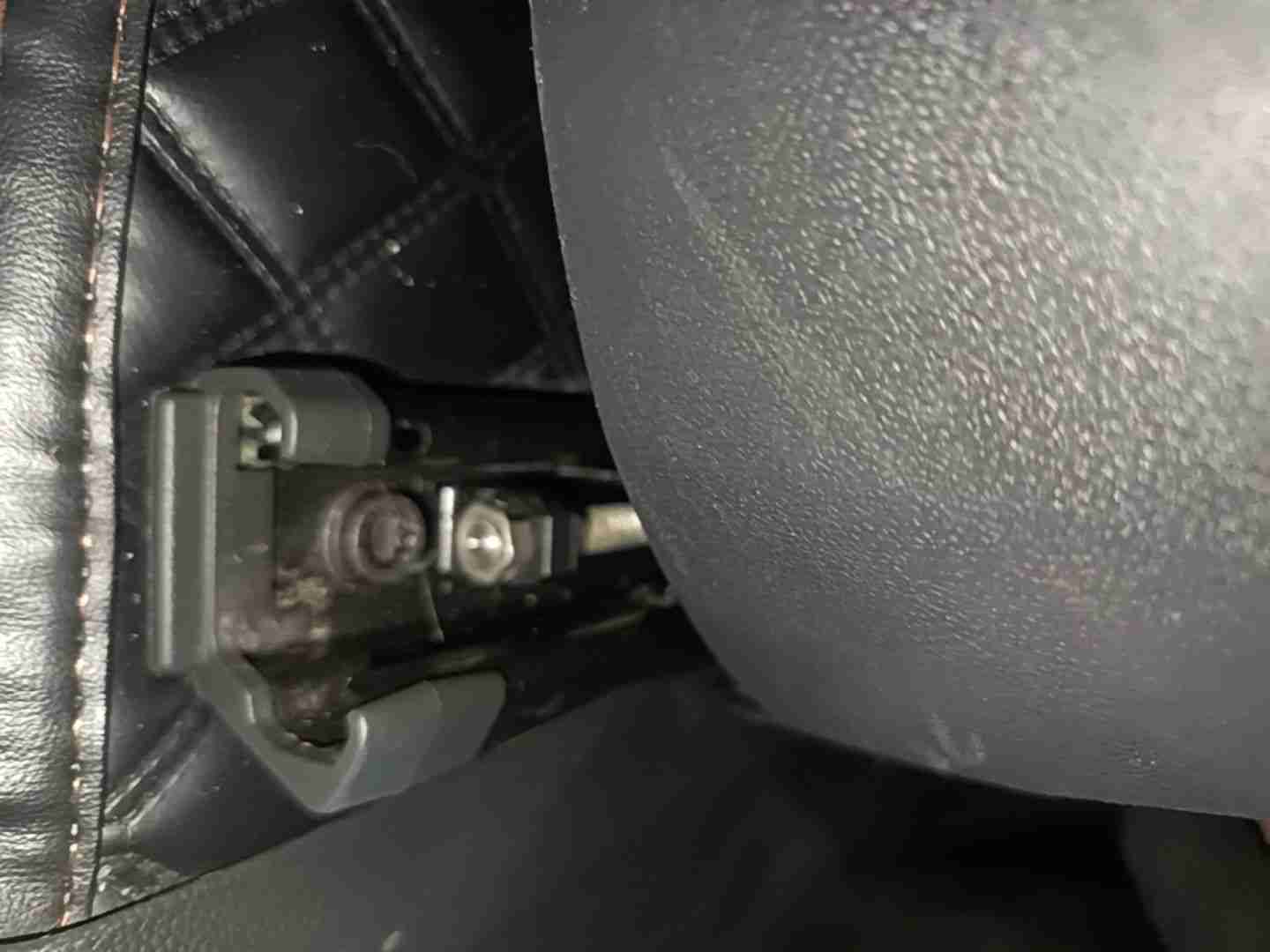 左前座椅滑轨拆卸痕迹实拍