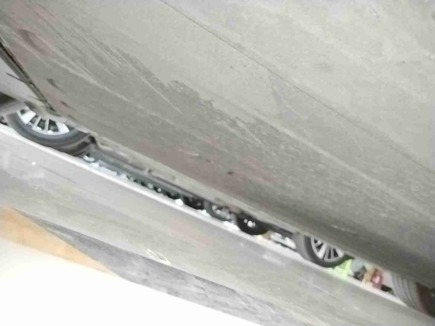 动力电池箱底板剐蹭实拍
