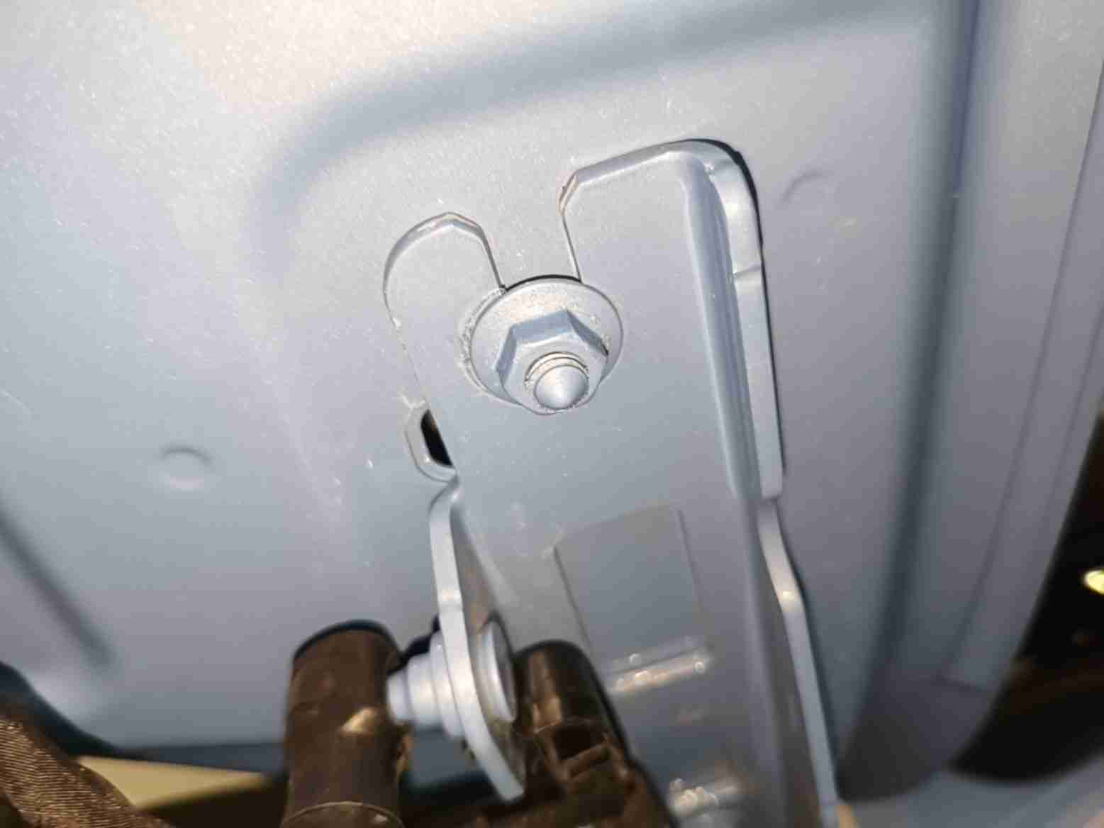 机舱盖左铰链拆卸痕迹实拍