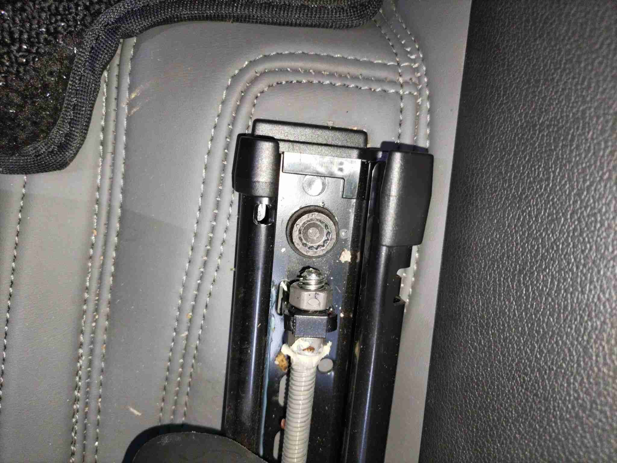 右前座椅滑轨螺丝拆卸痕迹