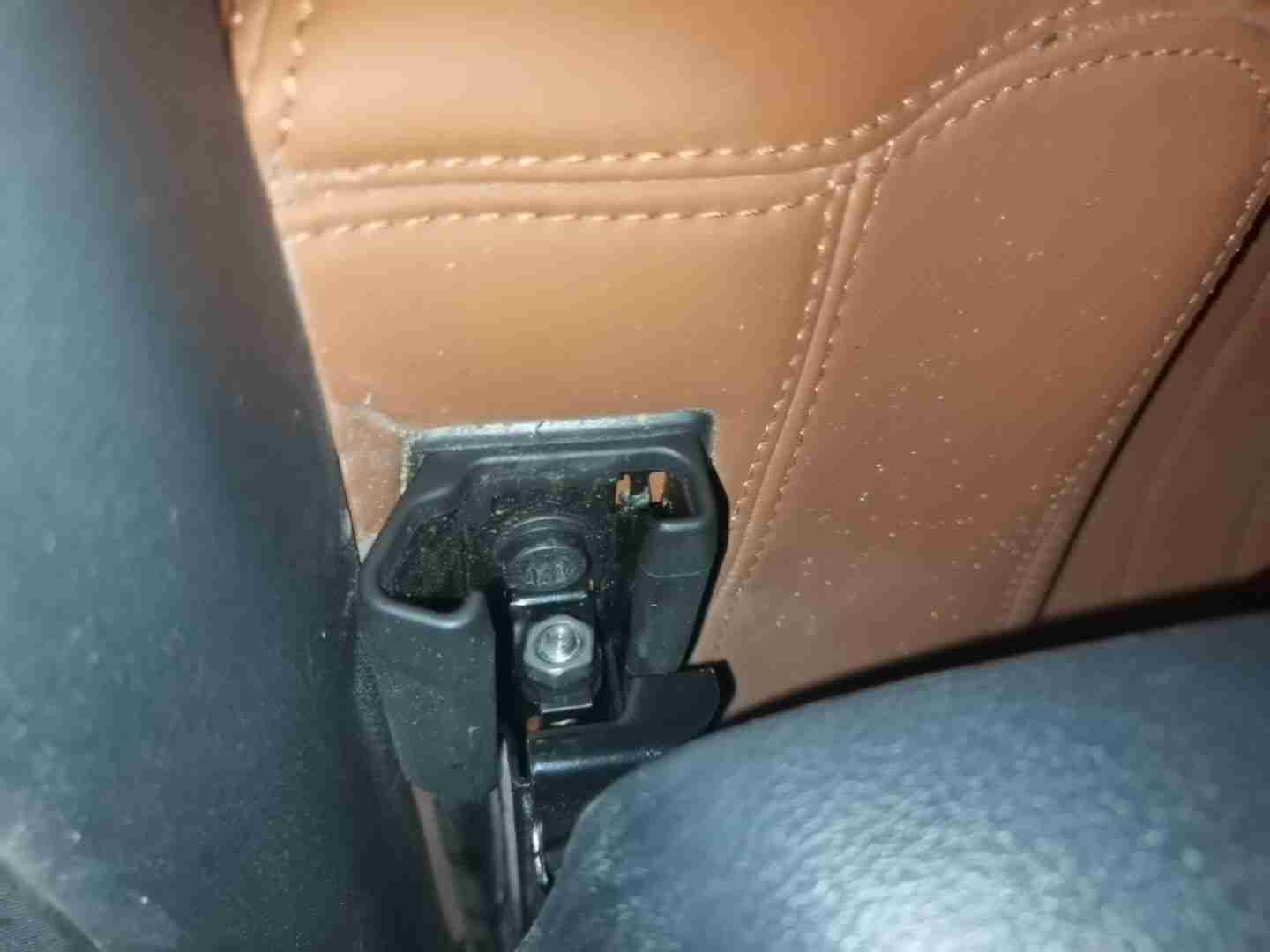 左前座椅滑轨拆卸痕迹实拍