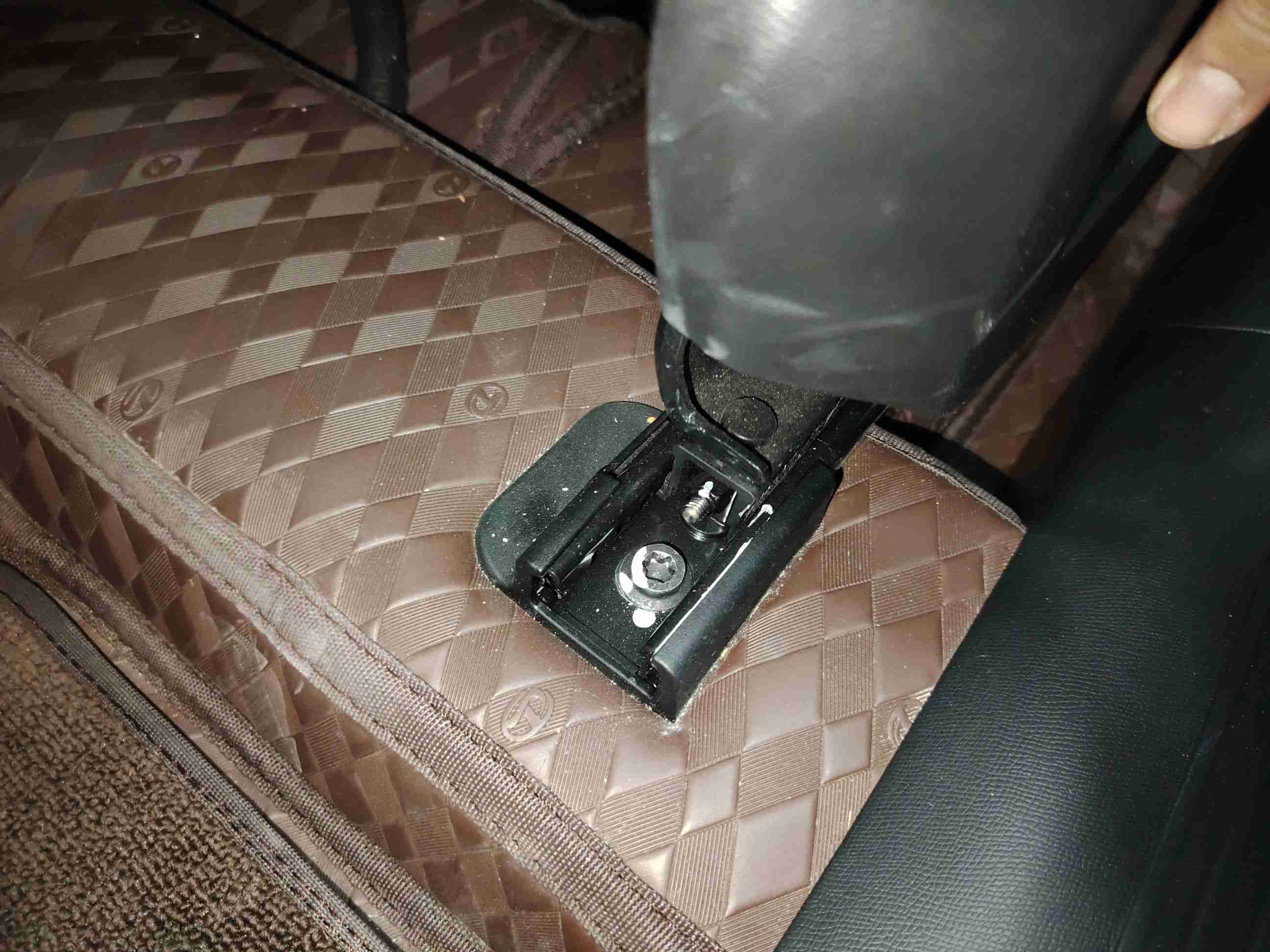 左前座椅滑轨拆卸痕迹实拍