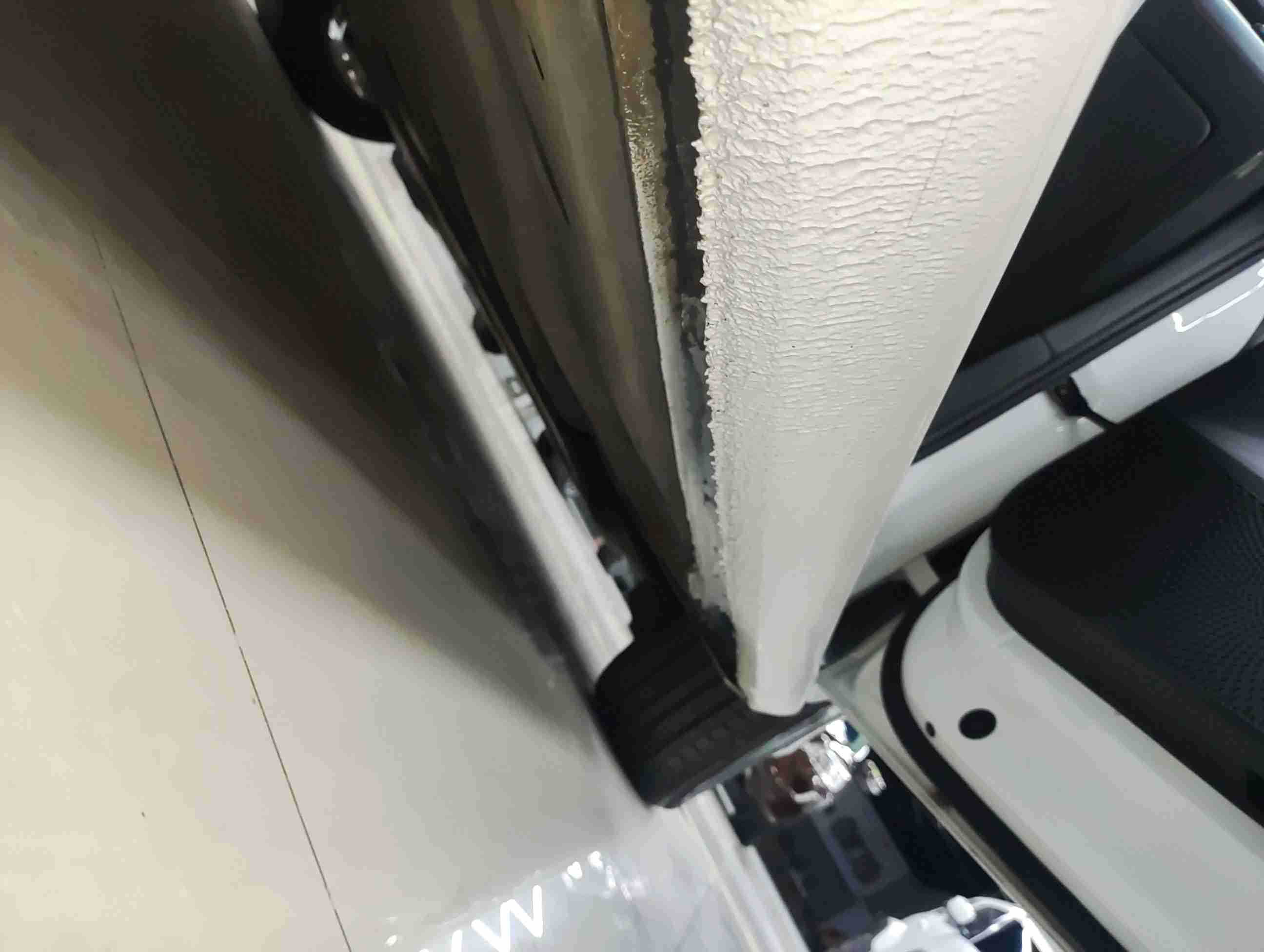 右侧底边梁漆面钣金及胶体情况实拍