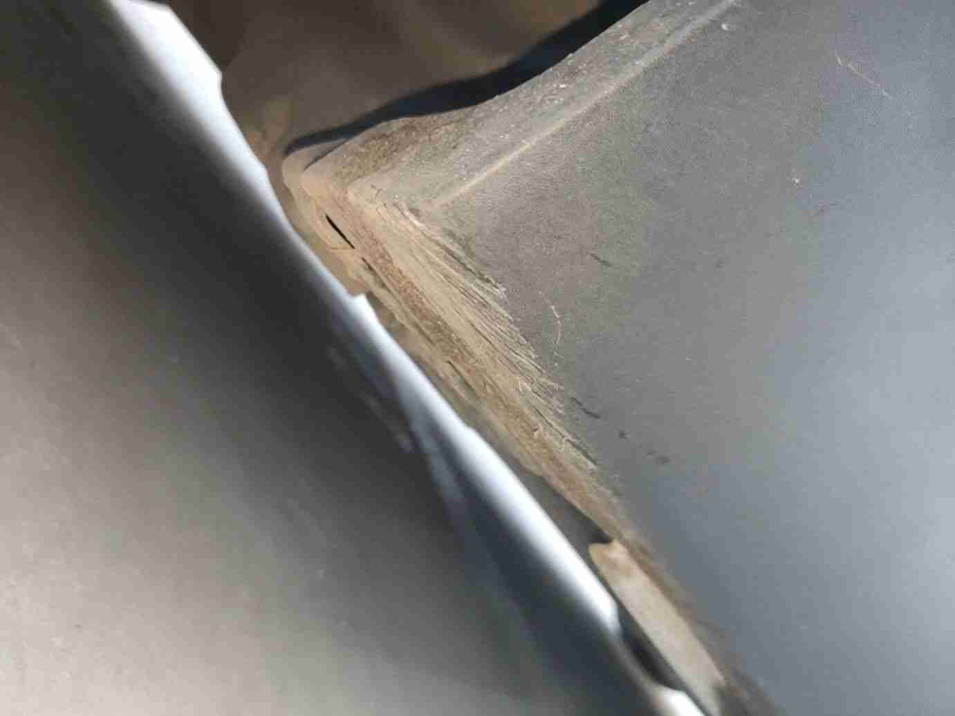 左侧底边梁塑料饰板刮蹭实拍