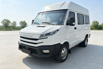 依维柯得意 2023款 2.5T A35M1短轴中顶双胎侧拉门5-9座