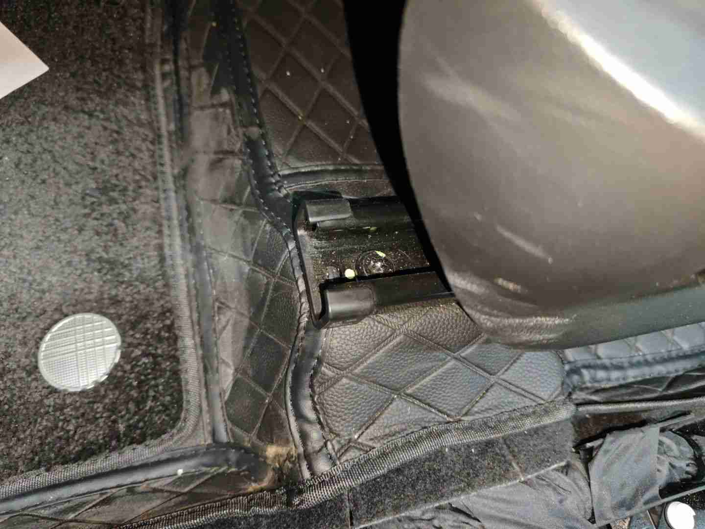 左前座椅滑轨拆卸痕迹实拍