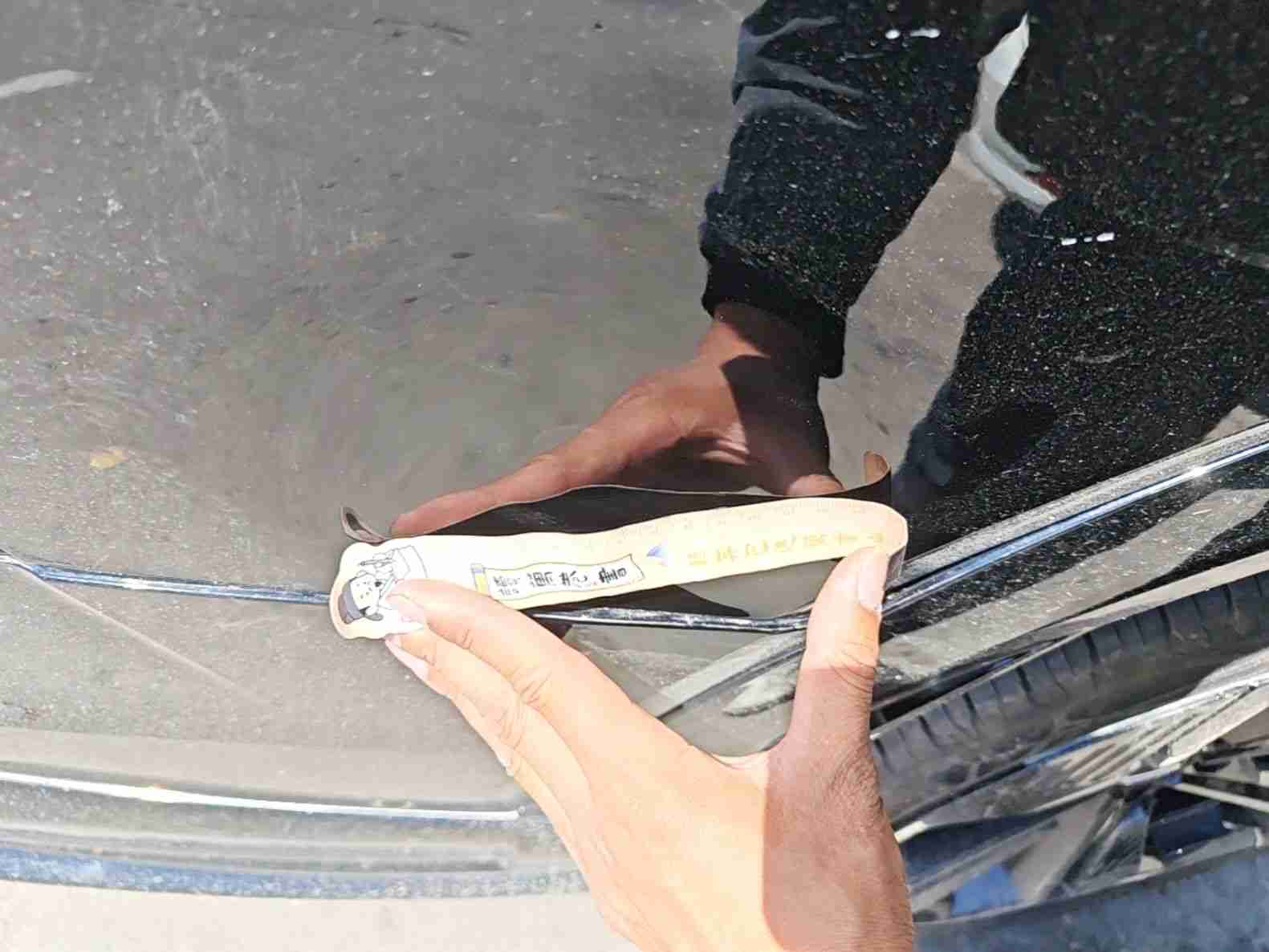 右后翼子板轻微变形实拍