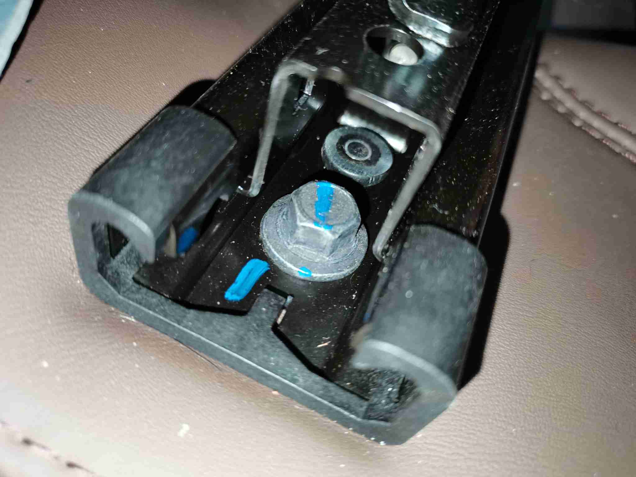 左前座椅滑轨安装螺丝拆卸痕迹实拍