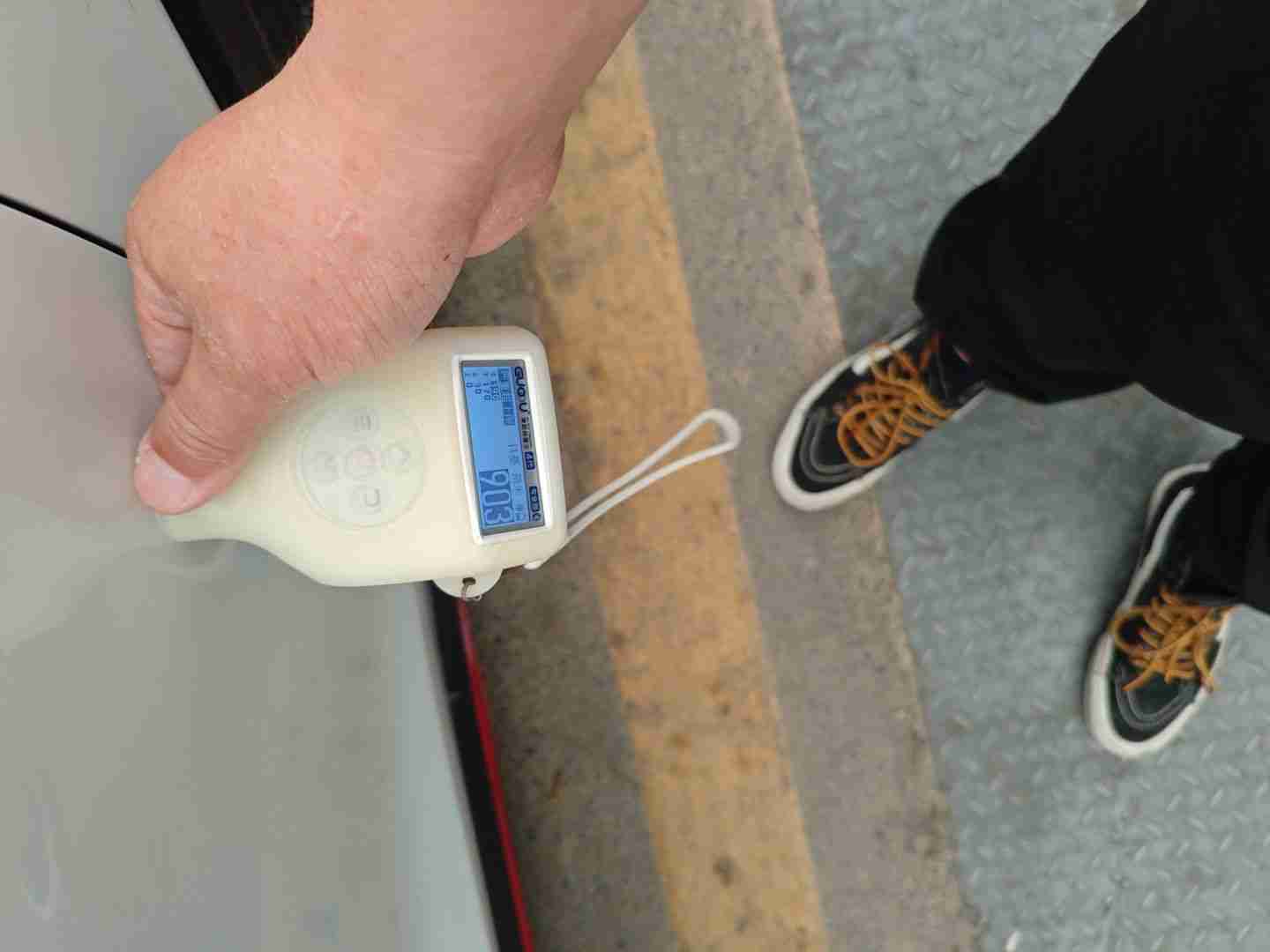 车辆右侧前门漆面情况参考