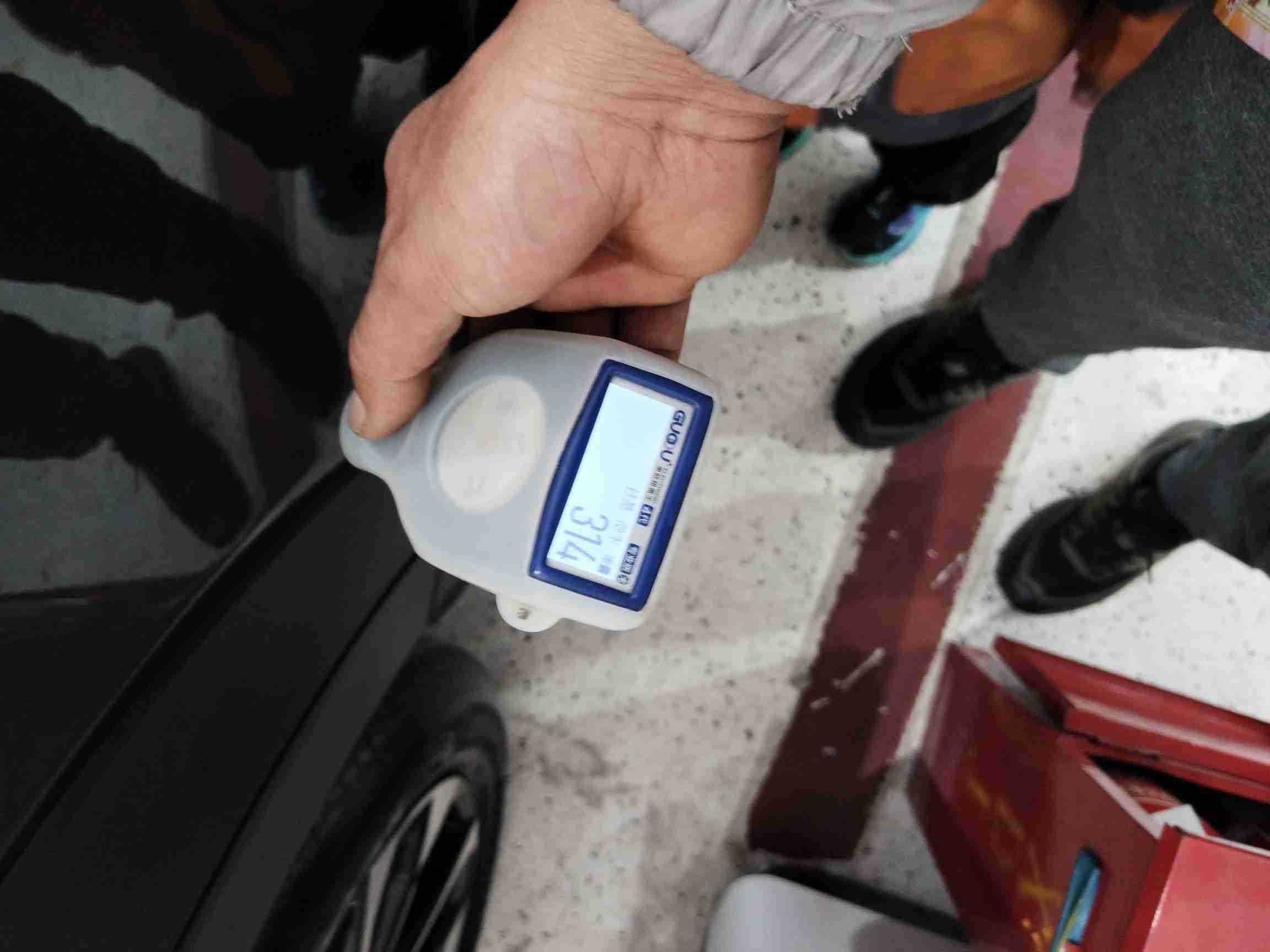 右后门漆面轻微刮伤实拍