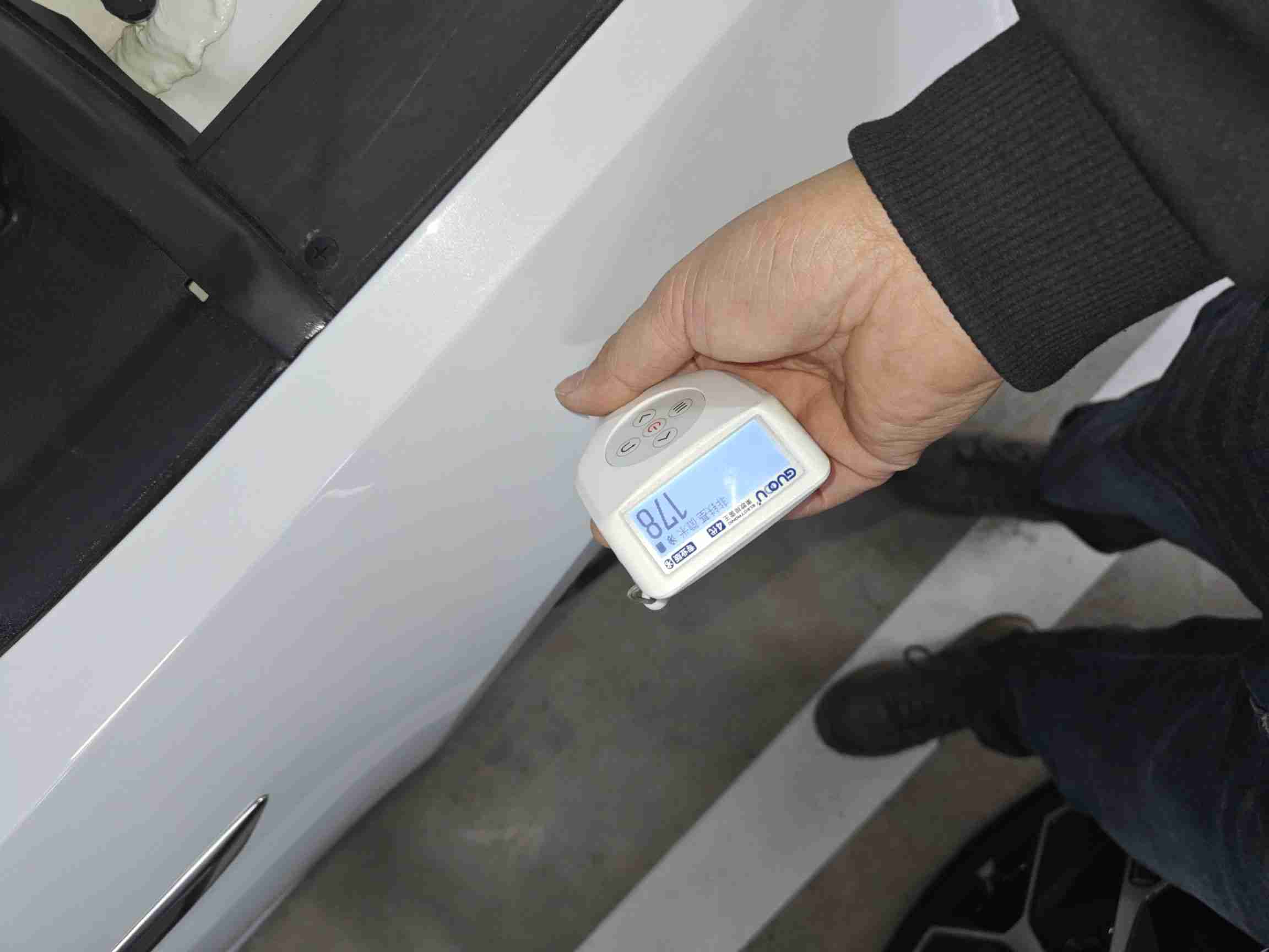 右前翼子板漆面修复痕迹实拍