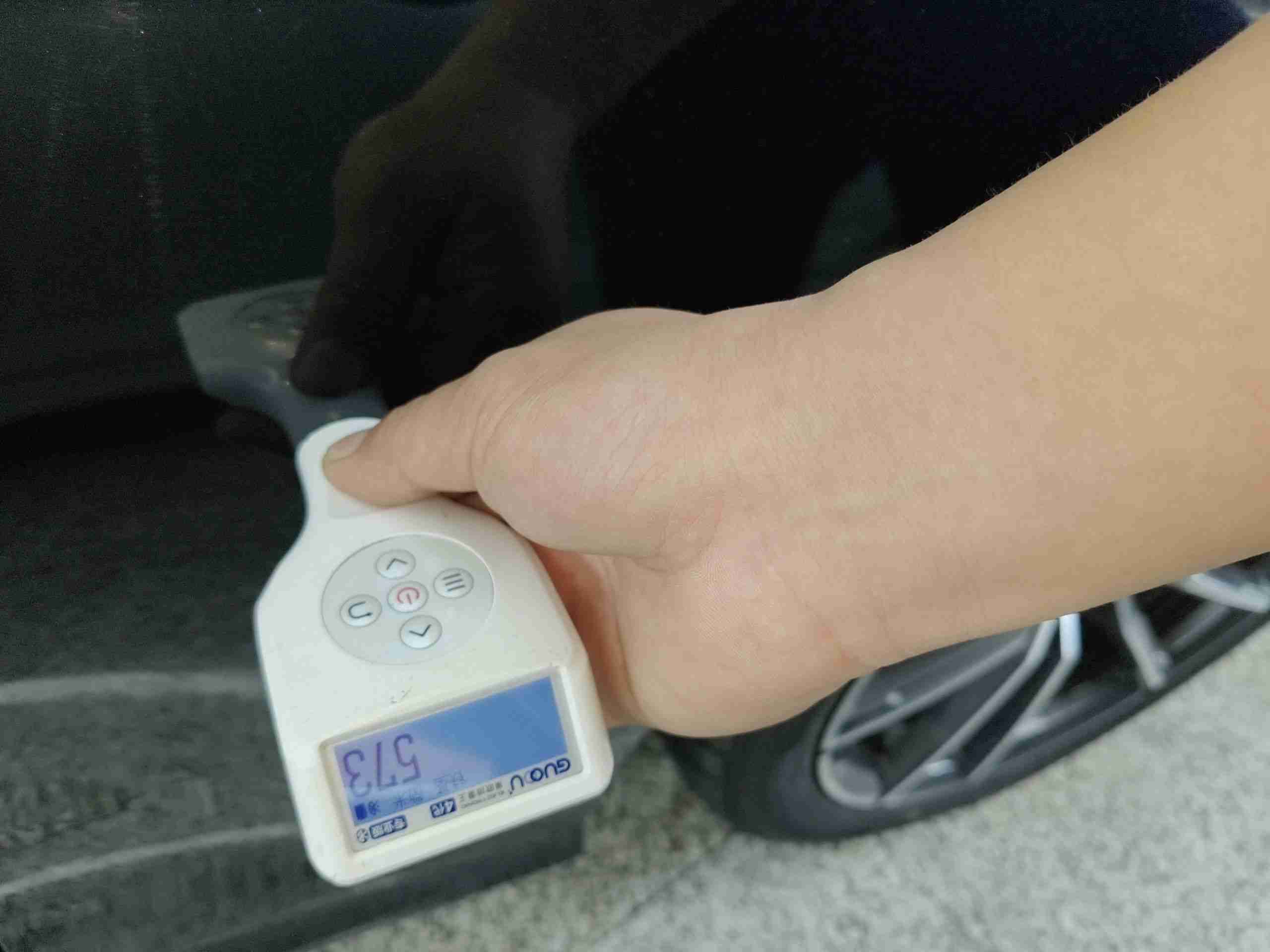 右前翼子板钣金修复痕迹实拍