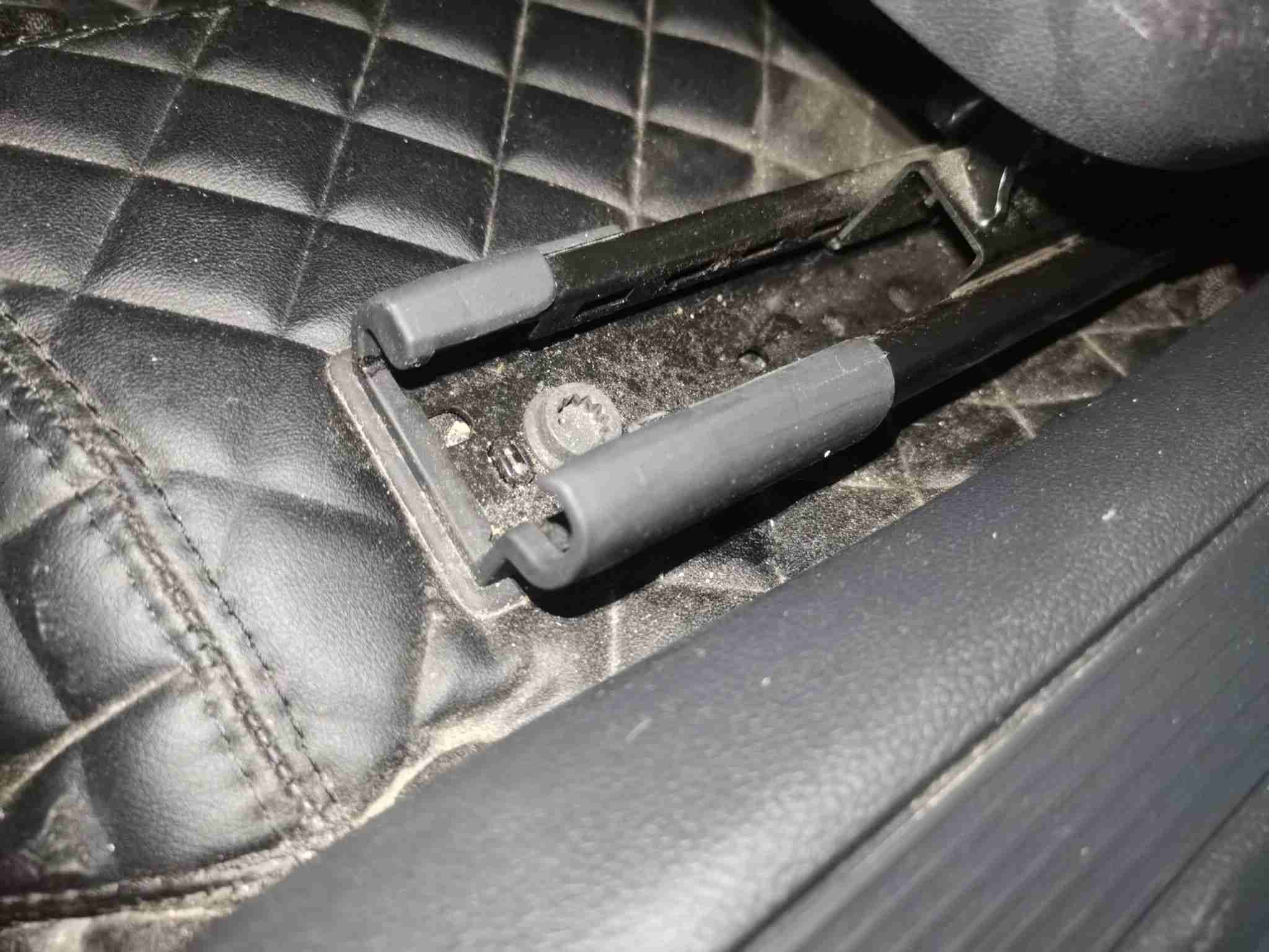 左前座椅滑轨拆卸痕迹实拍
