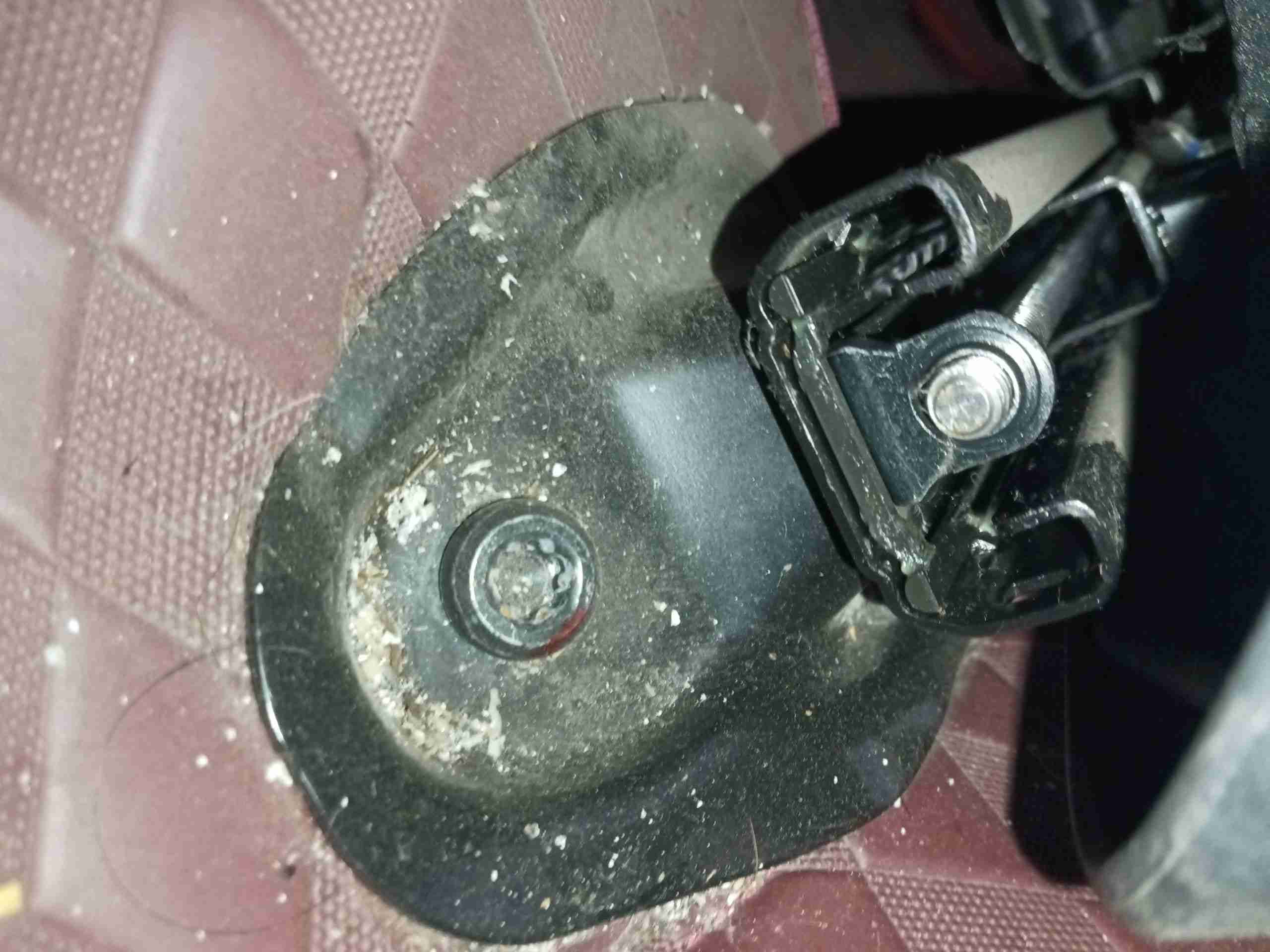 左前座椅滑轨拆卸痕迹实拍