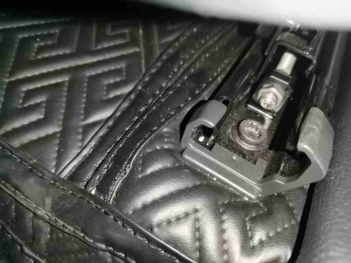 左前座椅滑轨拆卸痕迹实拍