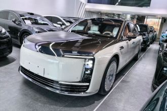 鸿蒙智行 尊界S800 2025款 增程 星辉行政版 4座 (192线激光雷达）