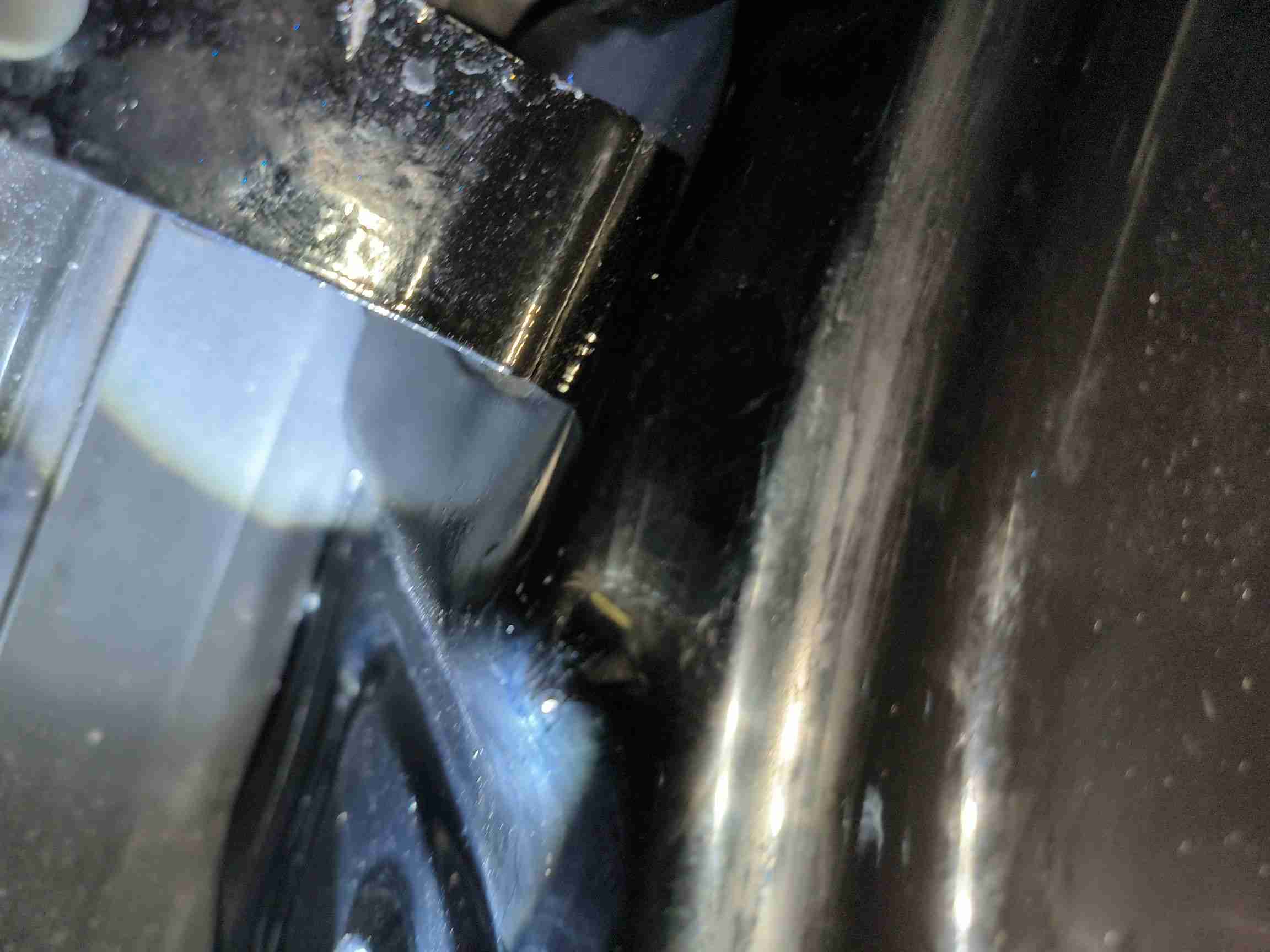 左A柱内侧变形痕迹实拍