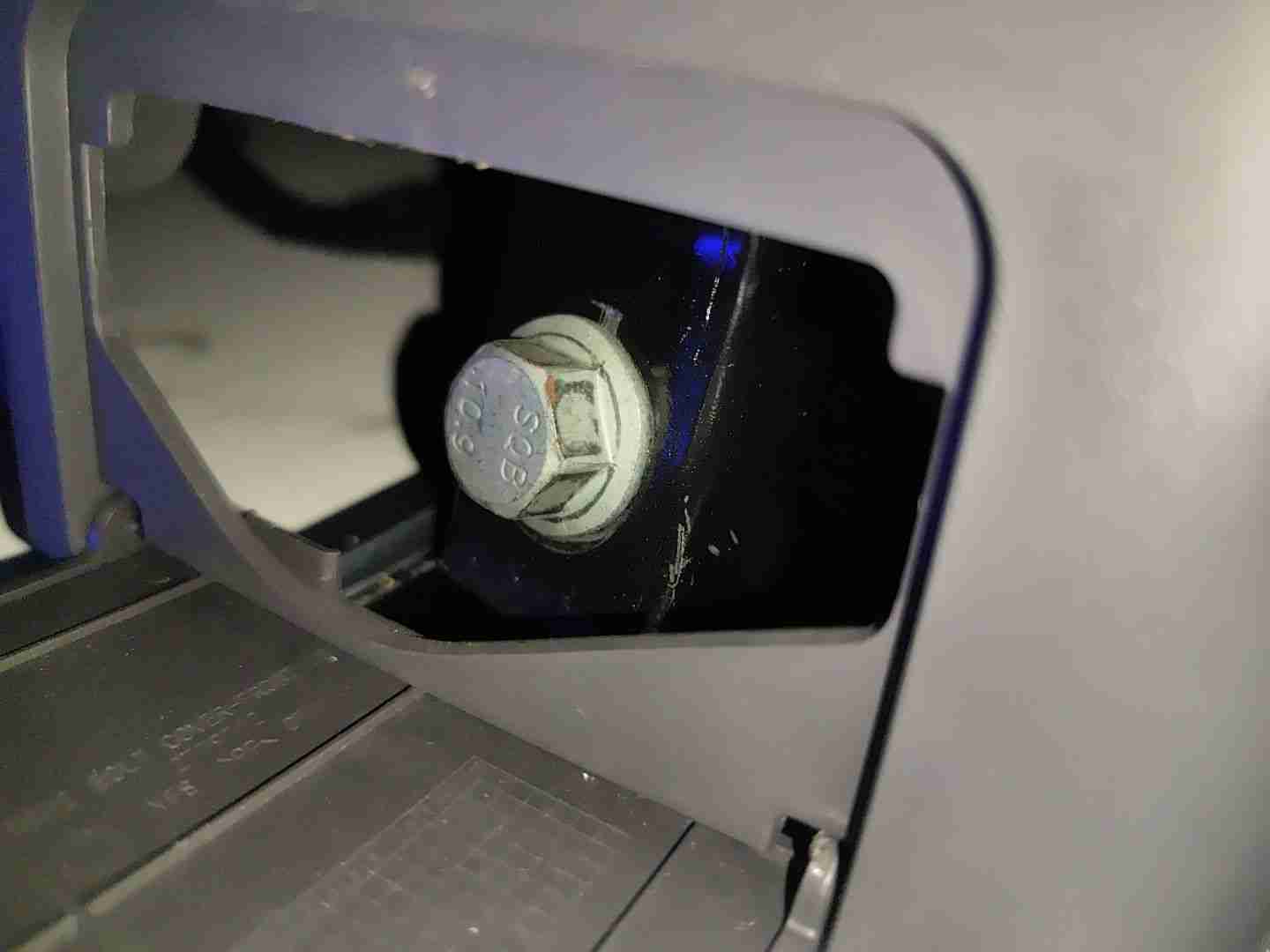 右后第二排座椅滑轨拆卸痕迹实拍