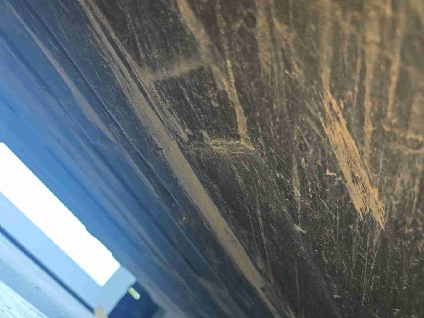 动力电池箱底板轻微凹陷与剐蹭实拍