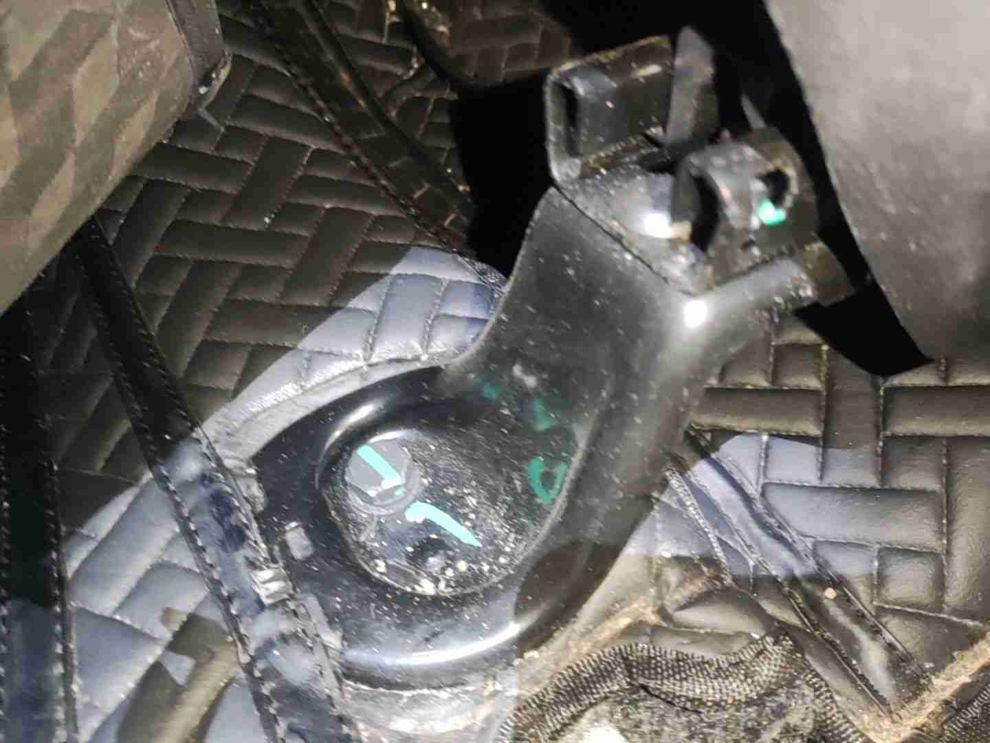 左前座椅滑轨拆卸痕迹实拍