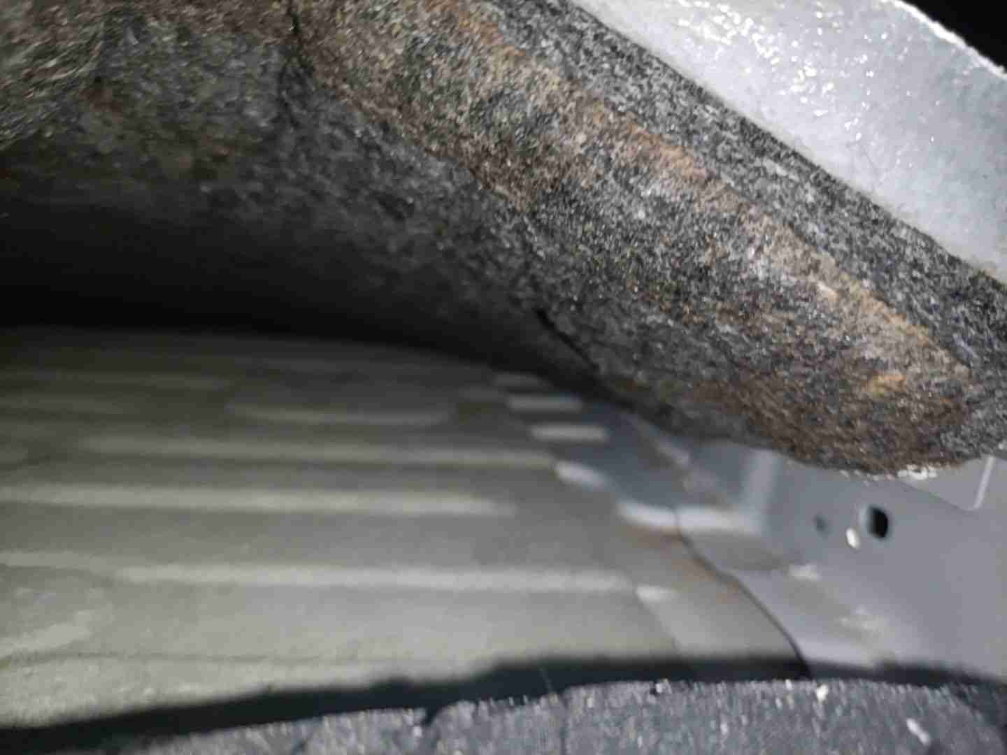 左前地毯浸水痕迹实拍
