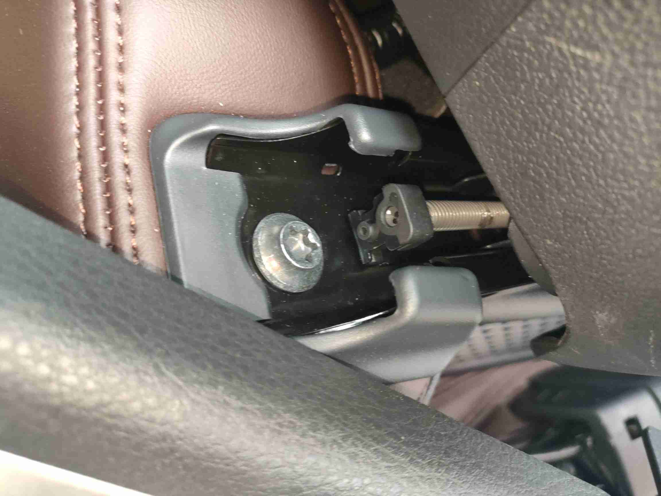 左前座椅滑轨拆卸痕迹实拍