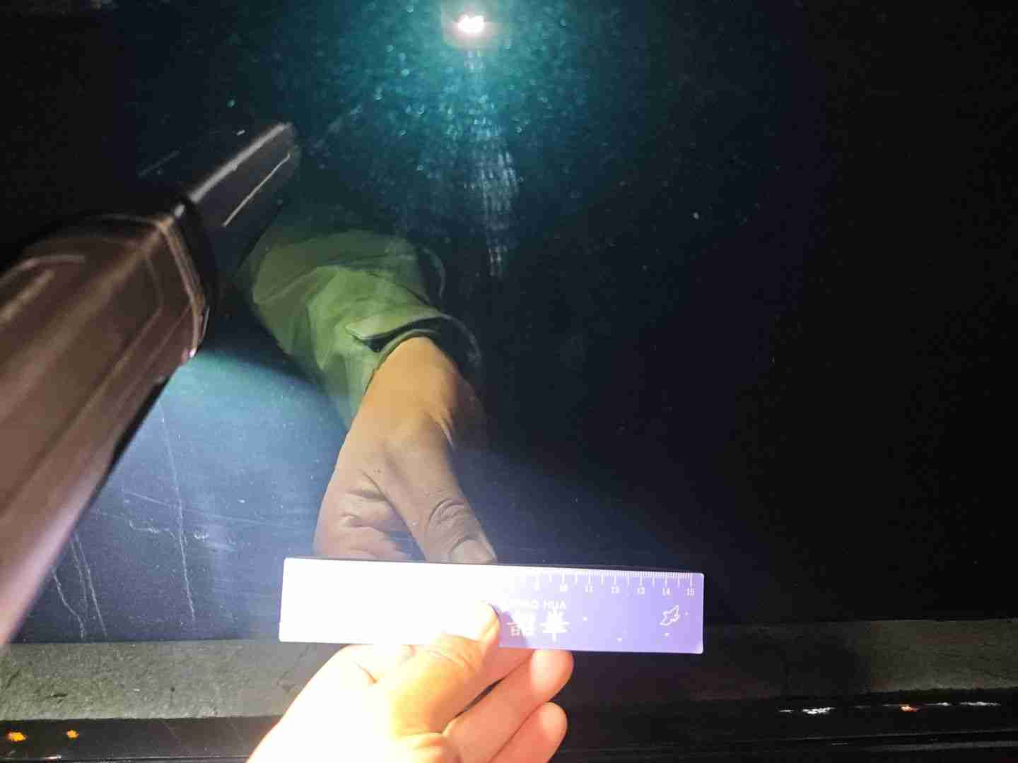 左侧前门漆面损伤实拍