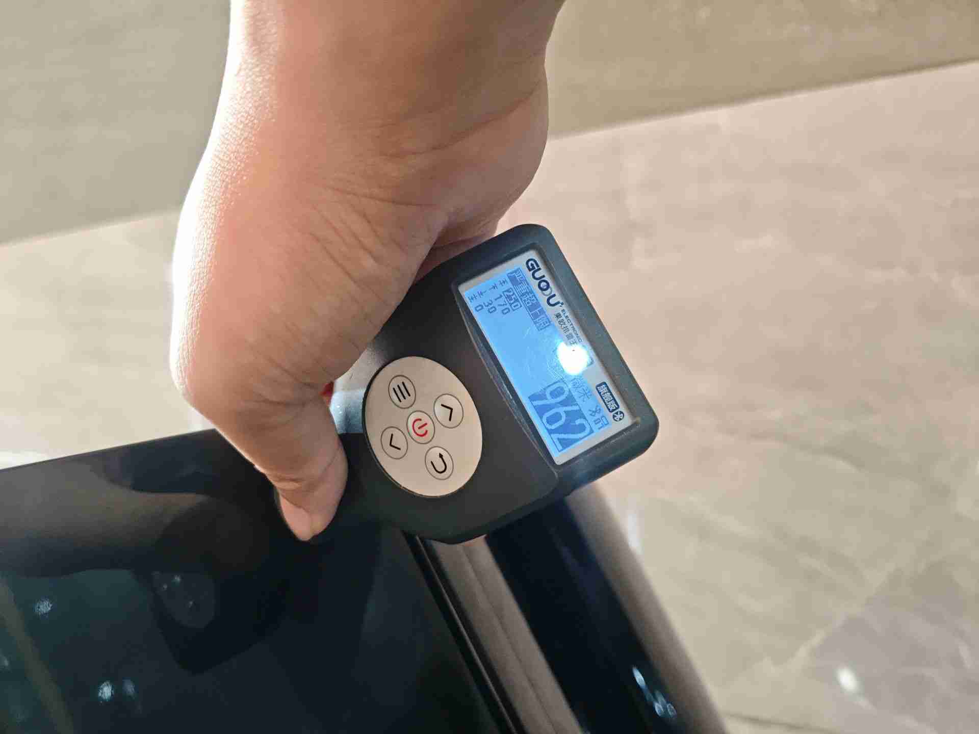 左侧前门漆面钣金修复痕迹实拍