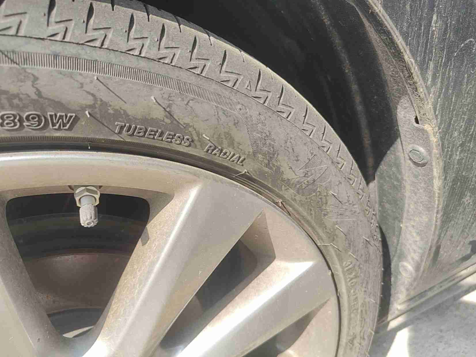 左前轮毂表面轻微划痕