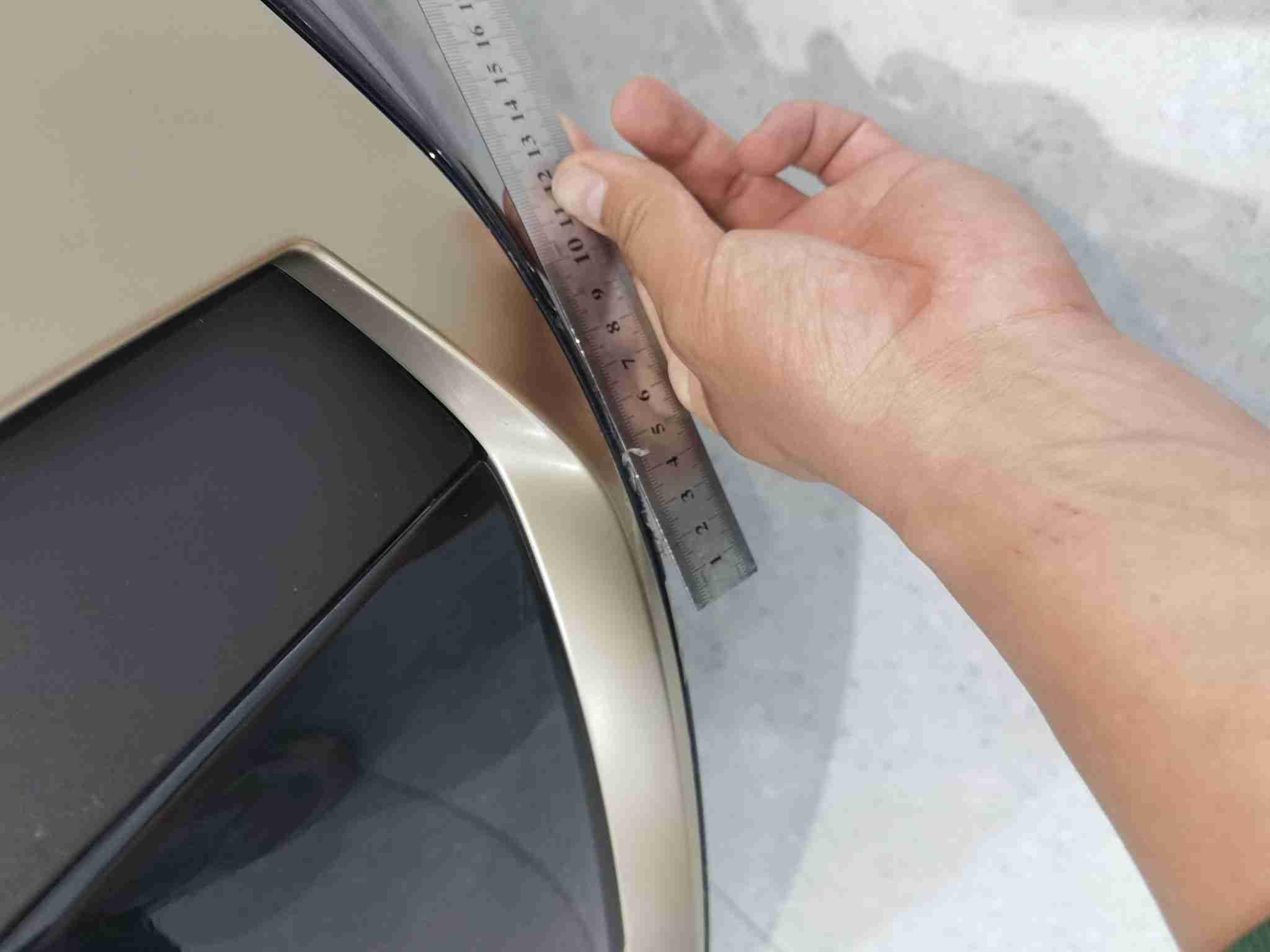 前保险杠漆面损伤实拍（未漏底漆）