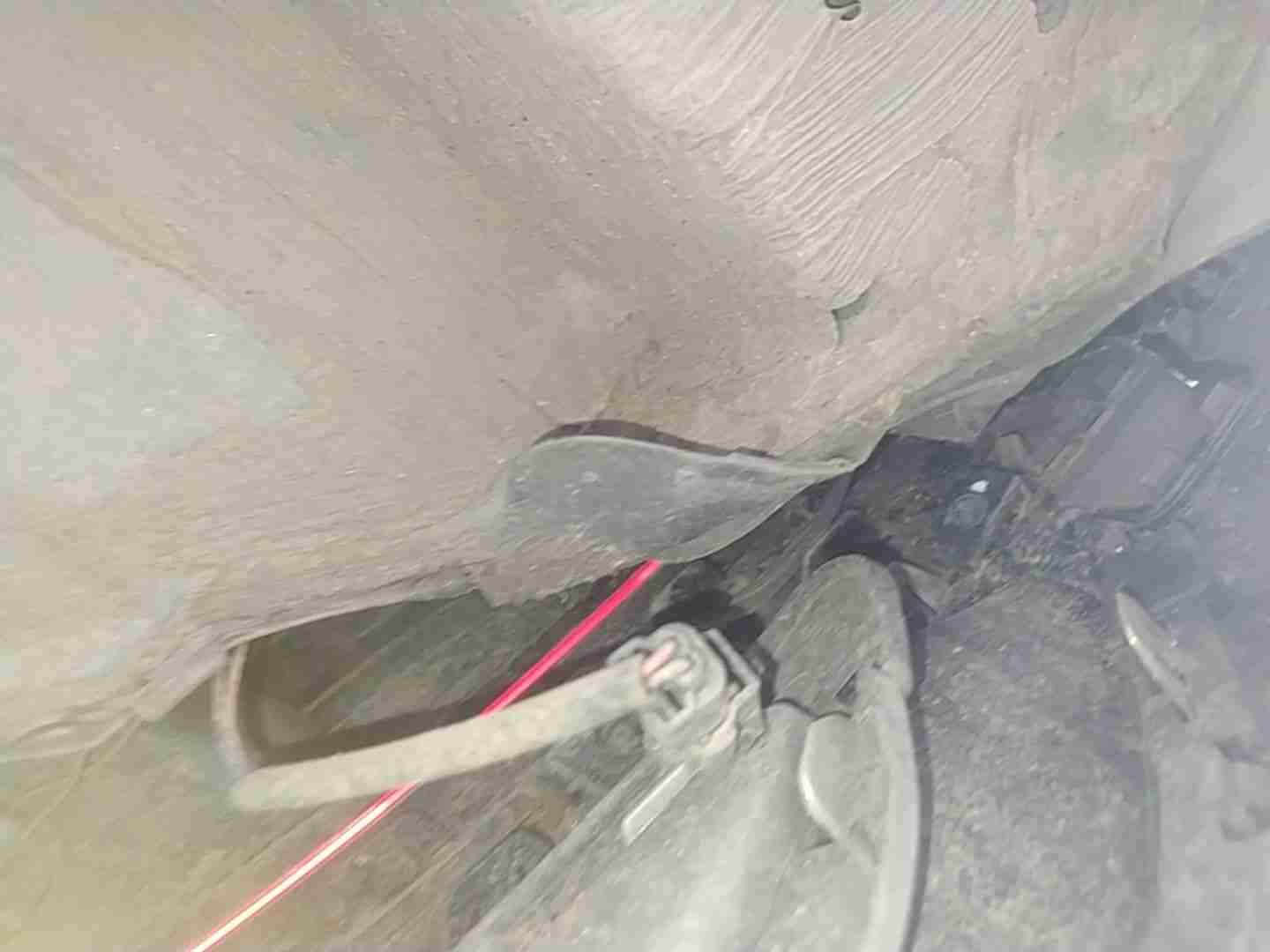 后围板轻微变形情况实拍