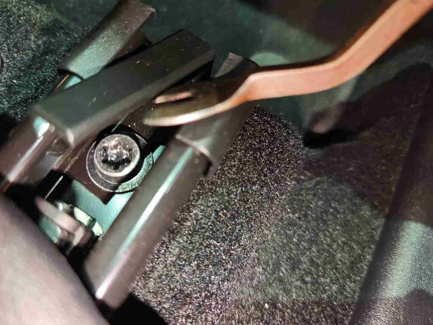 右前座椅滑轨拆卸痕迹实拍
