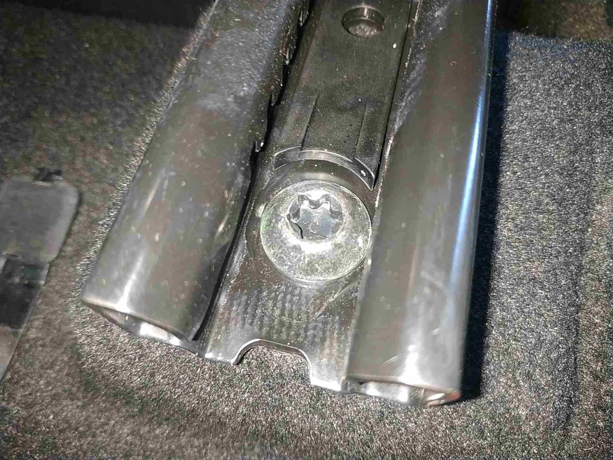 左前座椅滑轨拆卸痕迹实拍