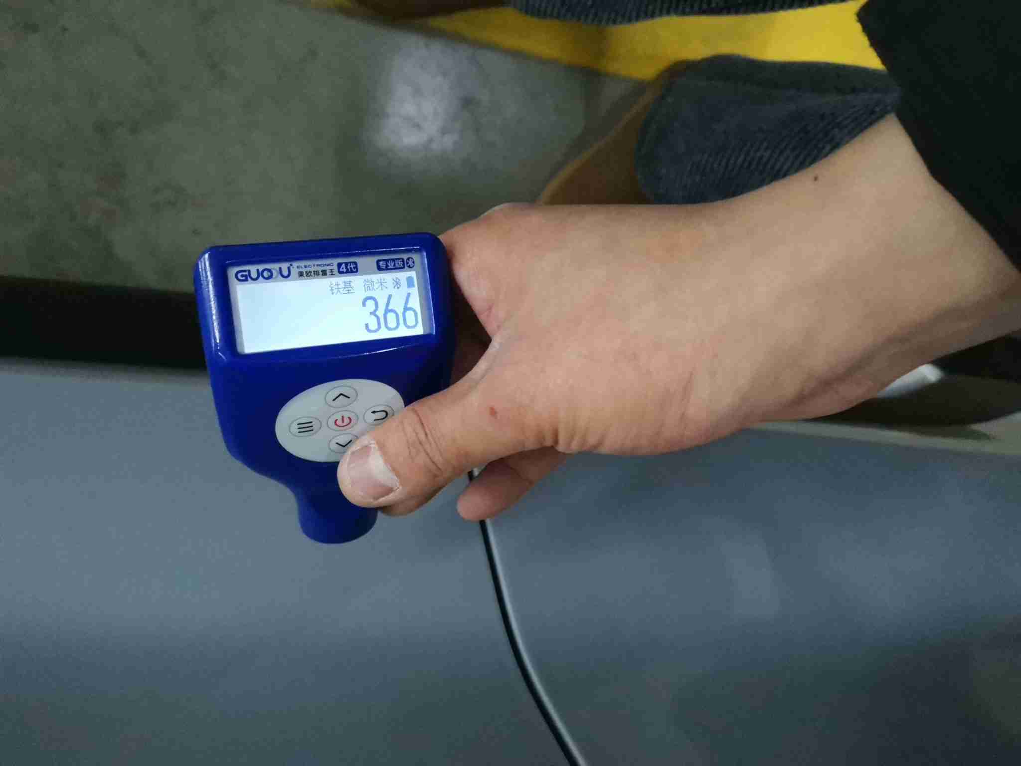 右侧前门漆面钣金修复痕迹实拍