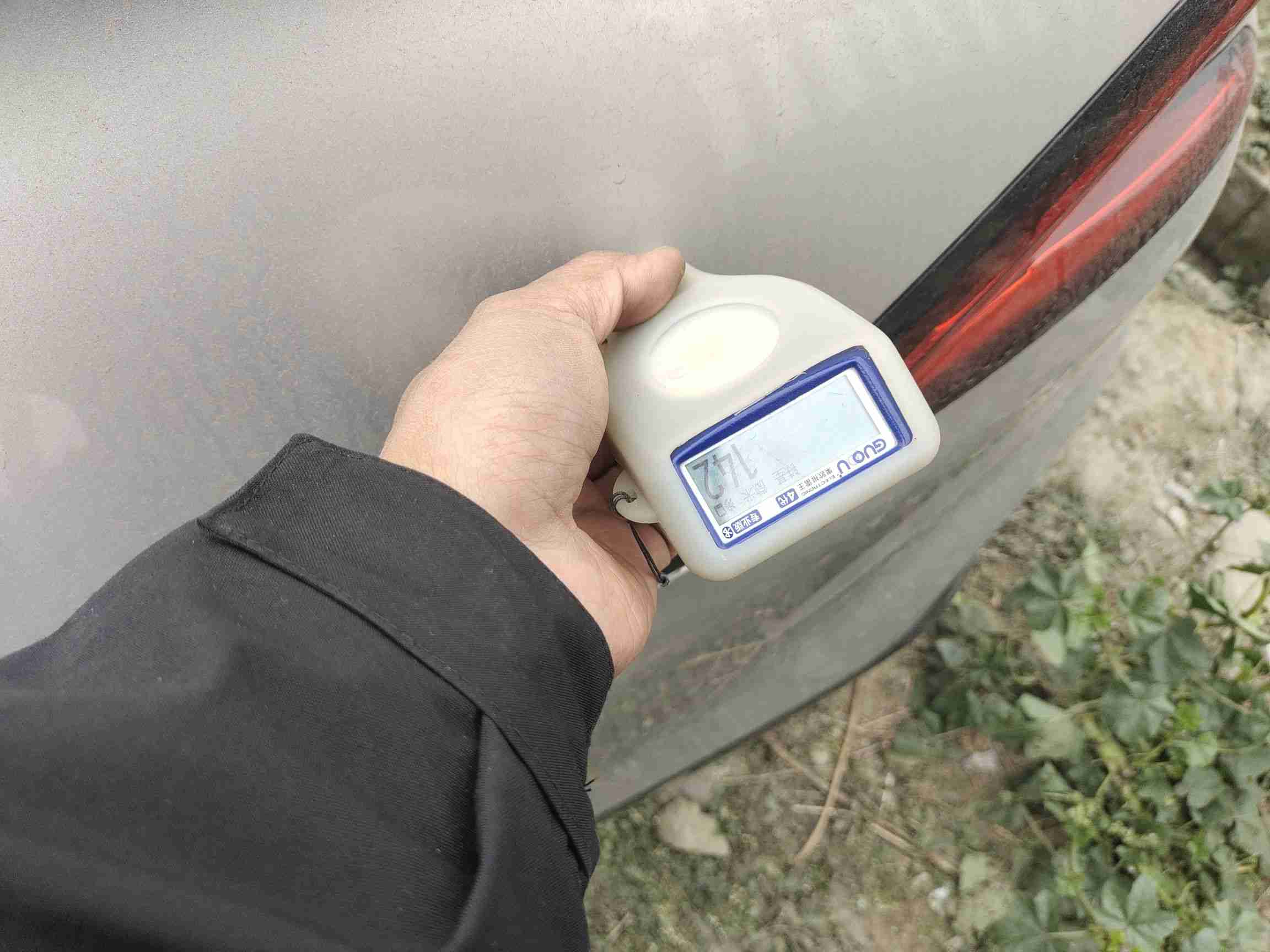 左后翼子板漆面修复痕迹实拍