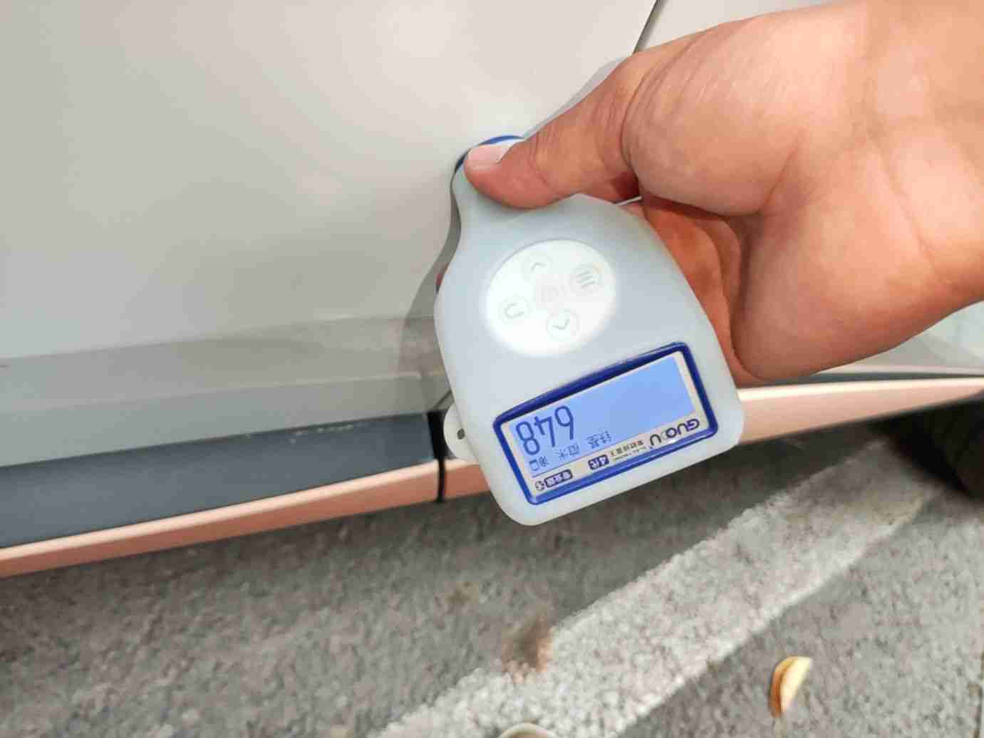 左侧前门钣金修复痕迹实拍