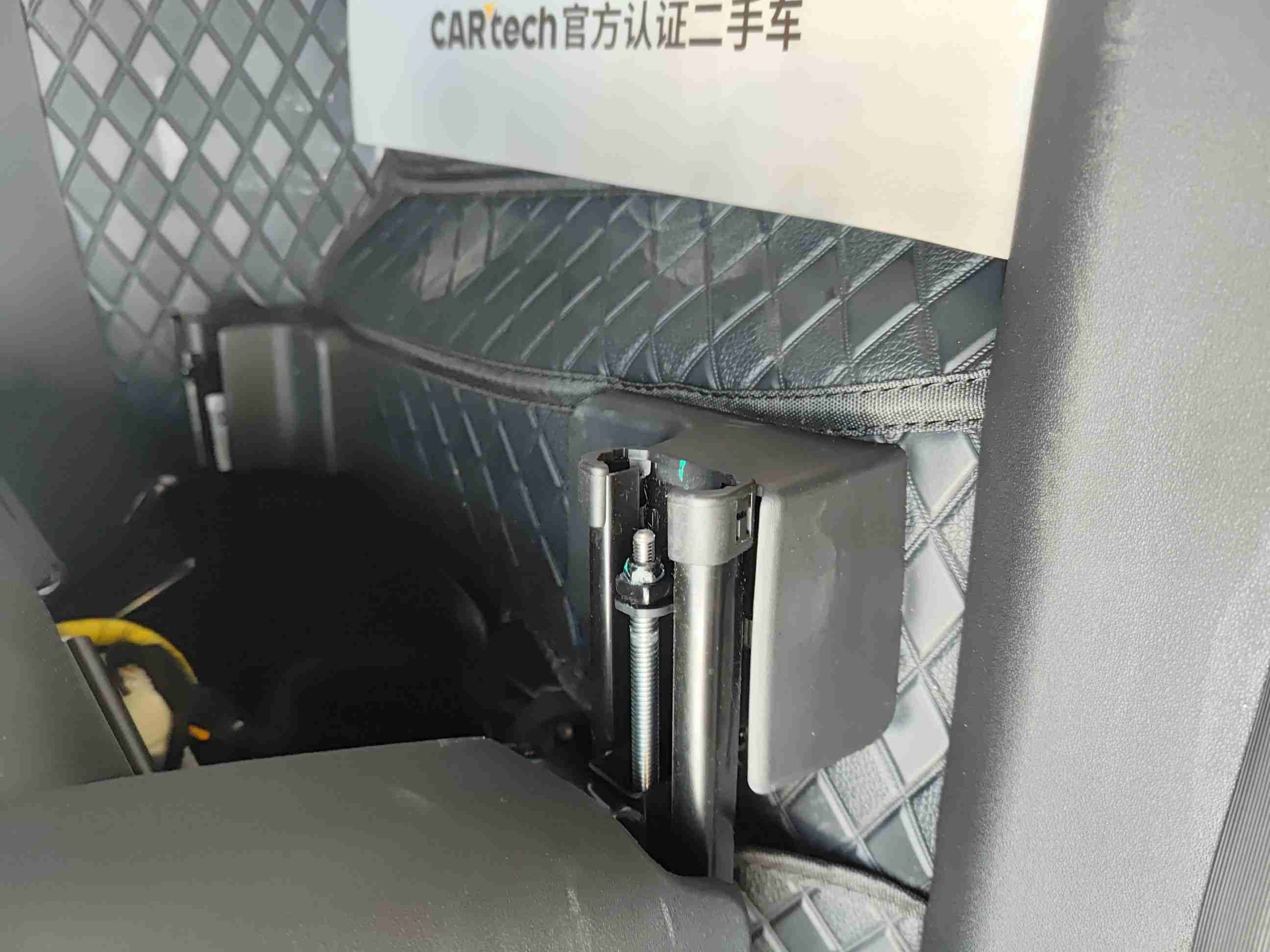右前座椅滑轨拆卸痕迹实拍