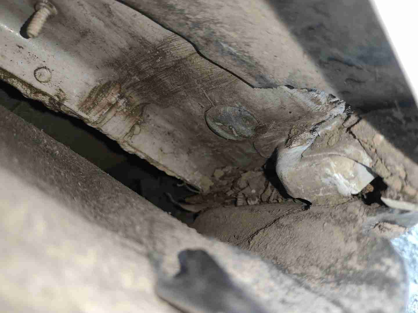 左前翼子板安装支架变形实拍