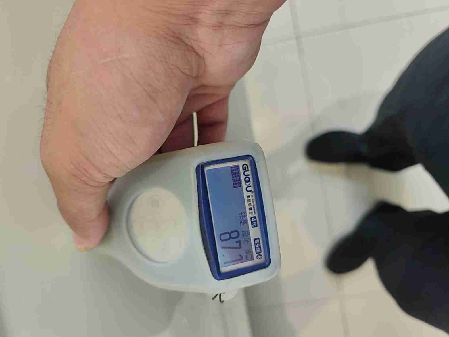 左前门喷漆修复痕迹实拍