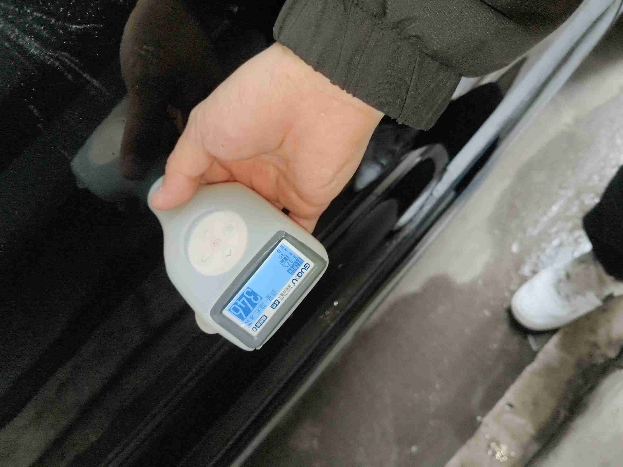 右侧前门漆面钣金修复痕迹实拍