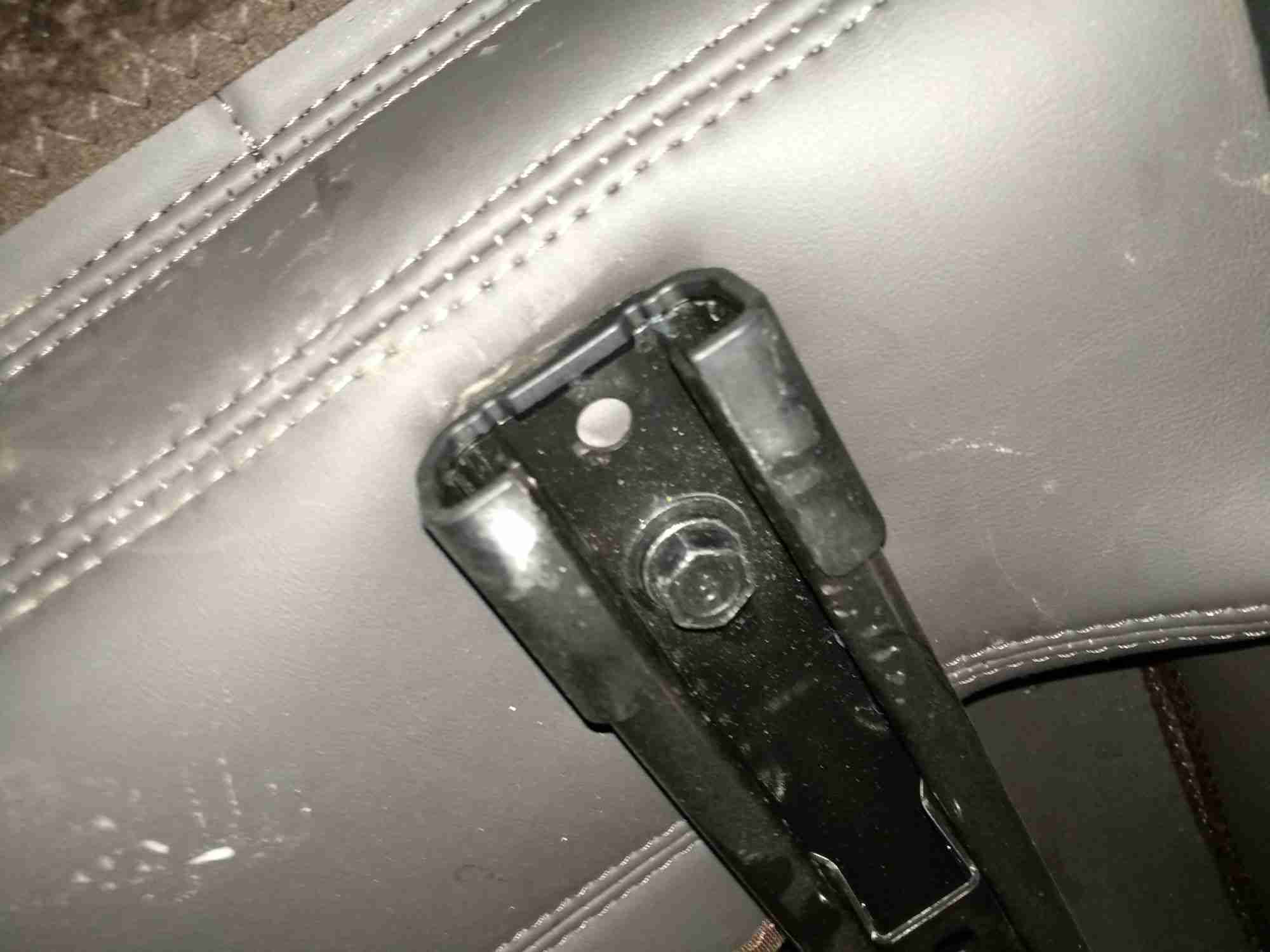 右前座椅滑轨拆卸痕迹实拍