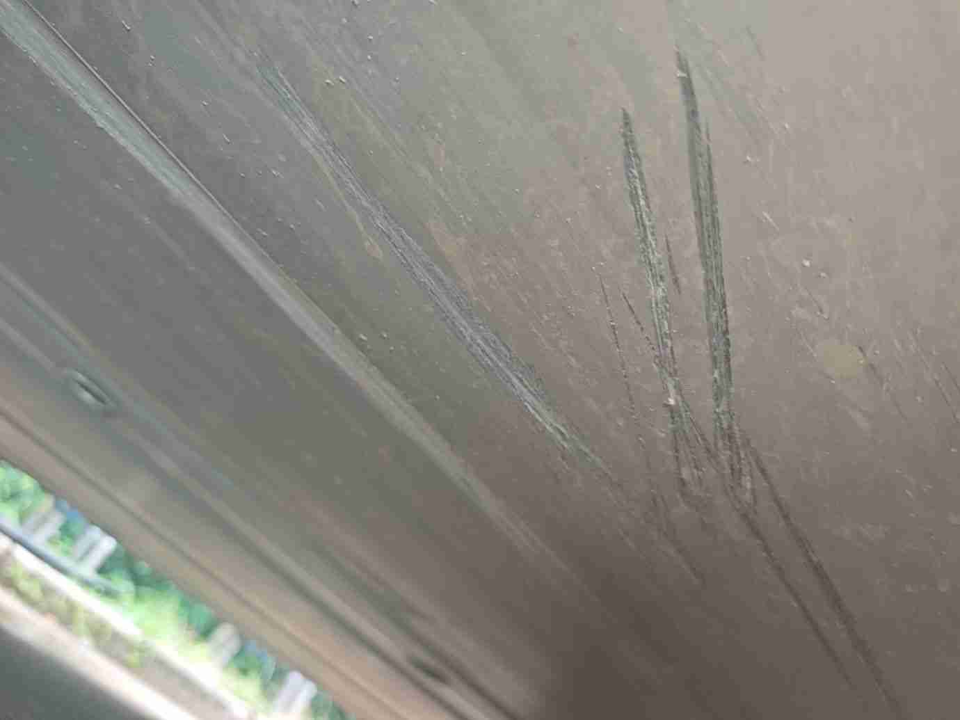 动力电池箱底板轻微剐蹭痕迹实拍