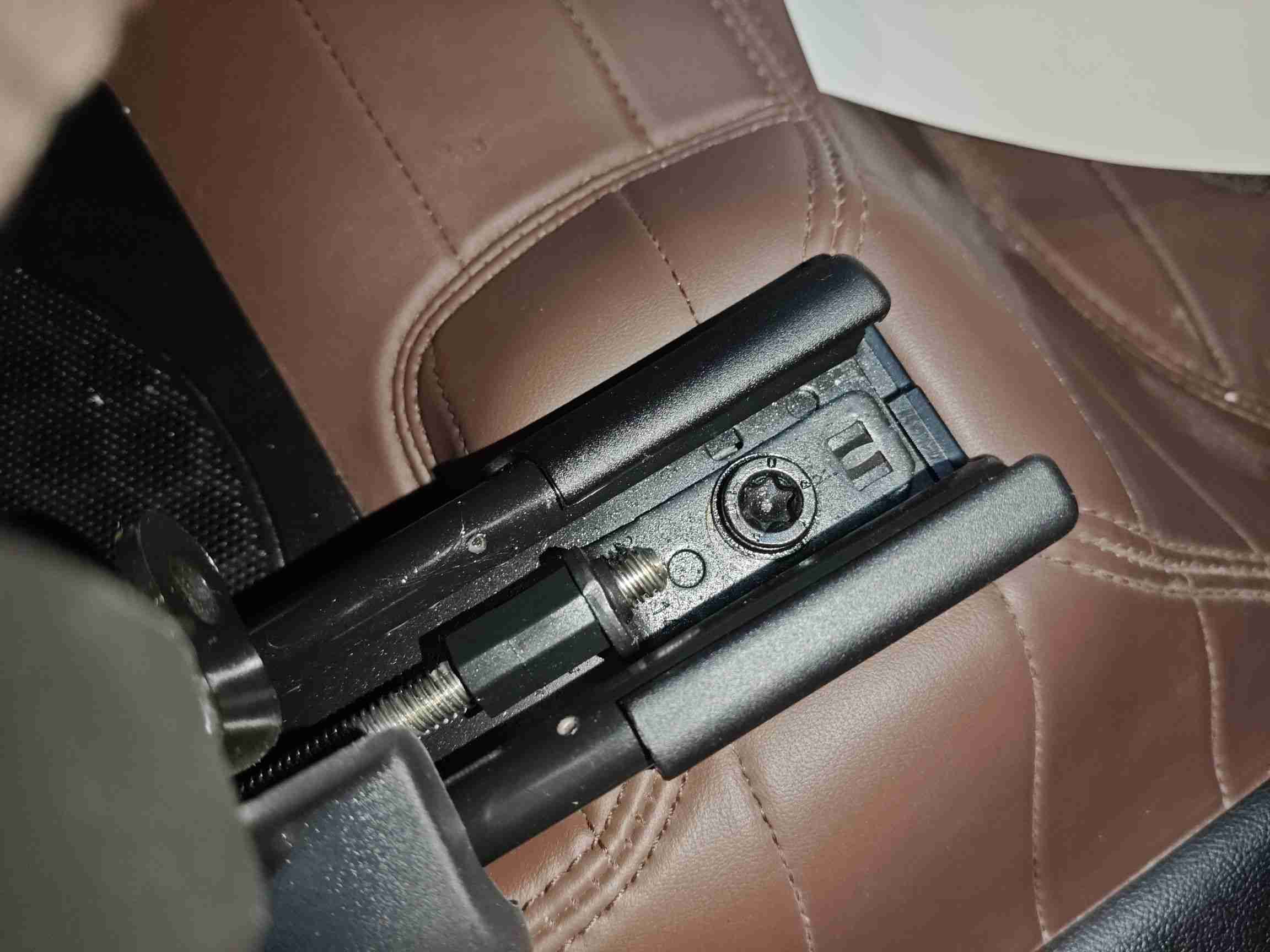 右前座椅滑轨拆卸痕迹实拍