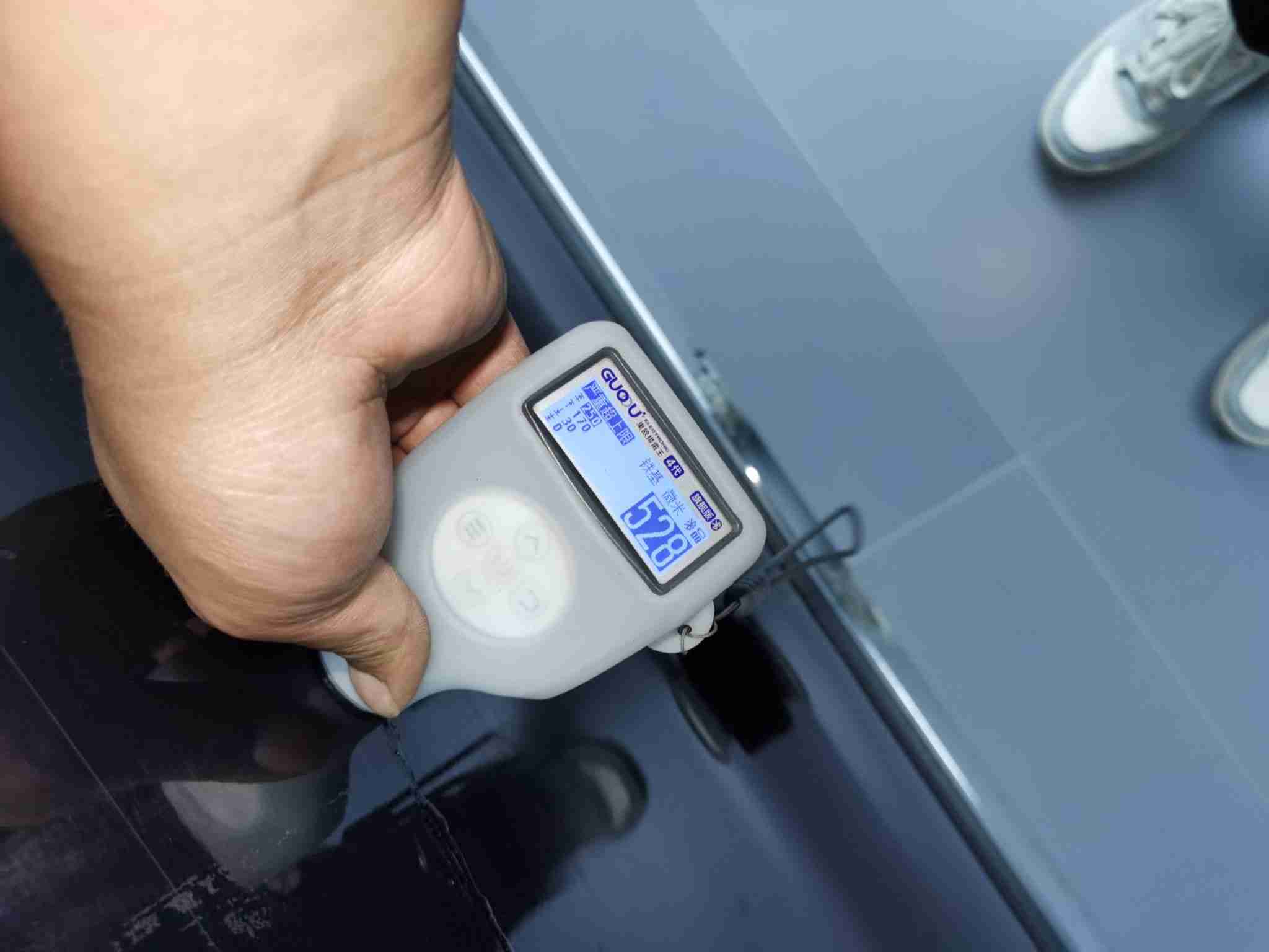 右侧前门钣金修复痕迹实拍