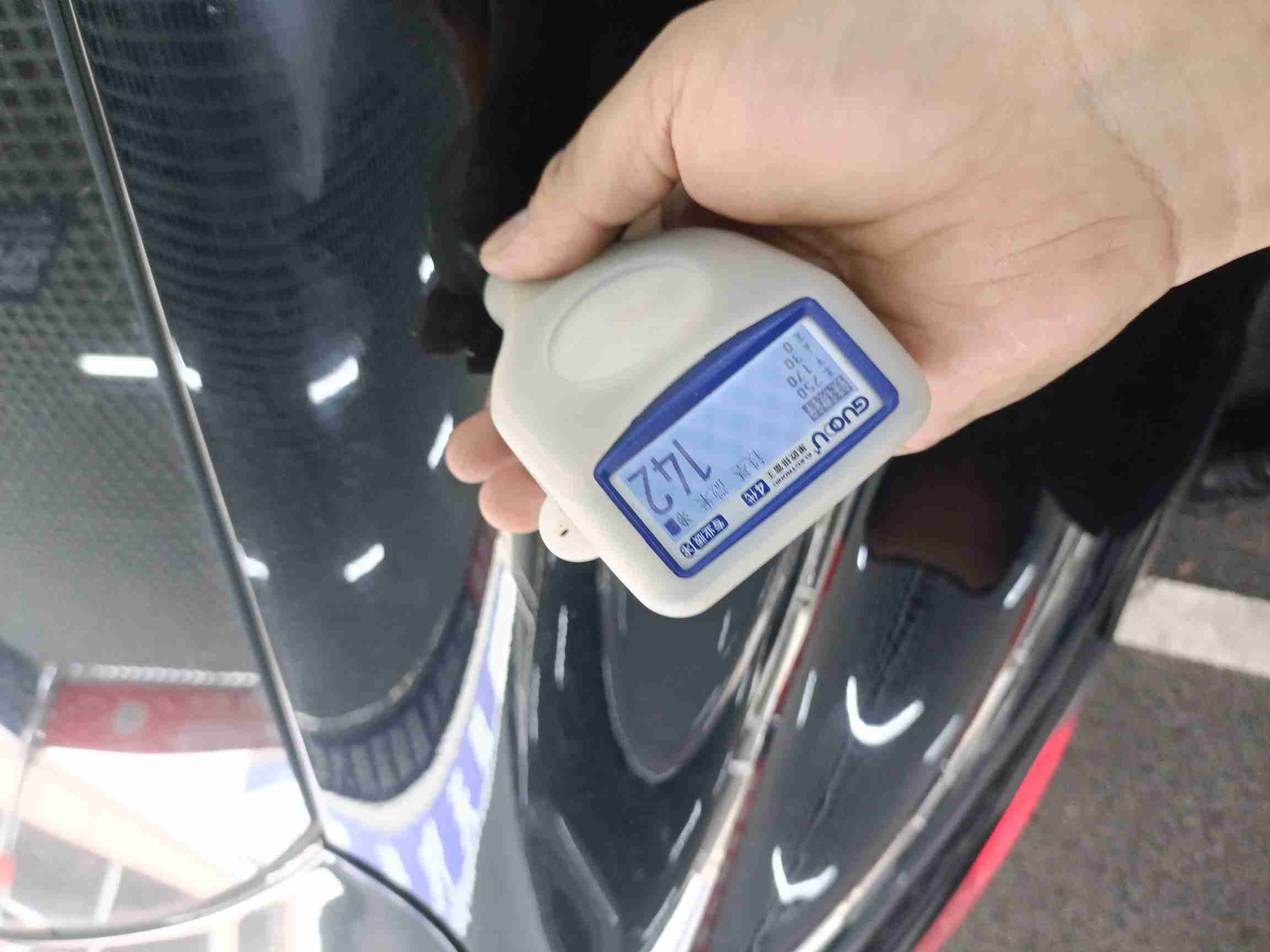 右C柱外侧喷漆痕迹实拍
