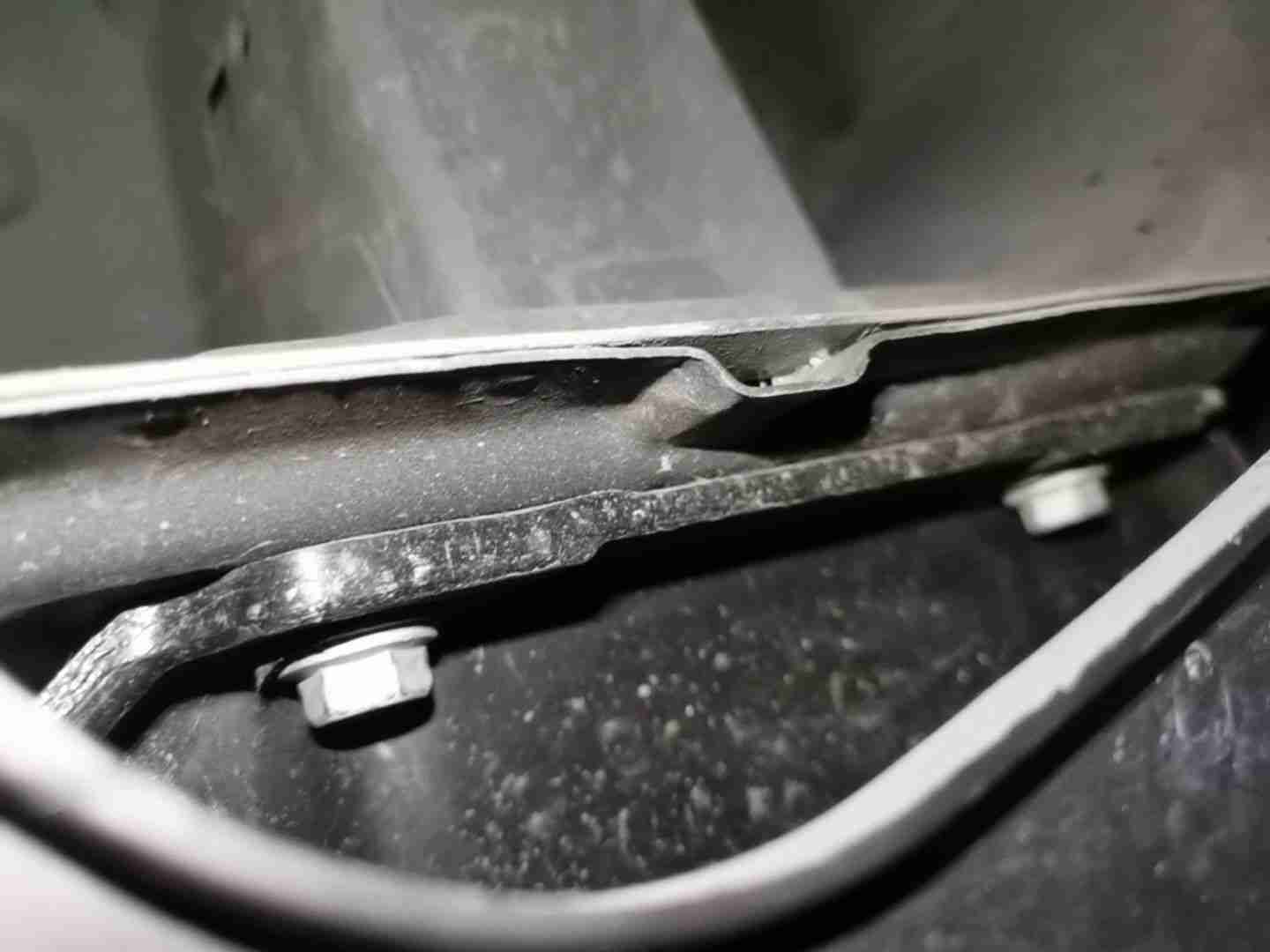 后防撞梁小面积钣金痕迹实拍