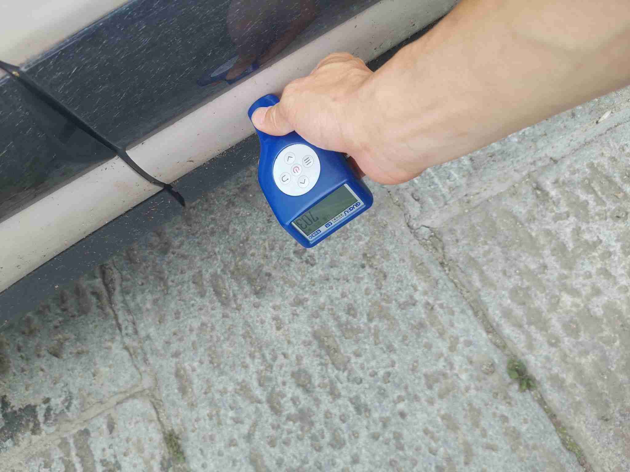 右侧前门钣金漆面损伤实拍