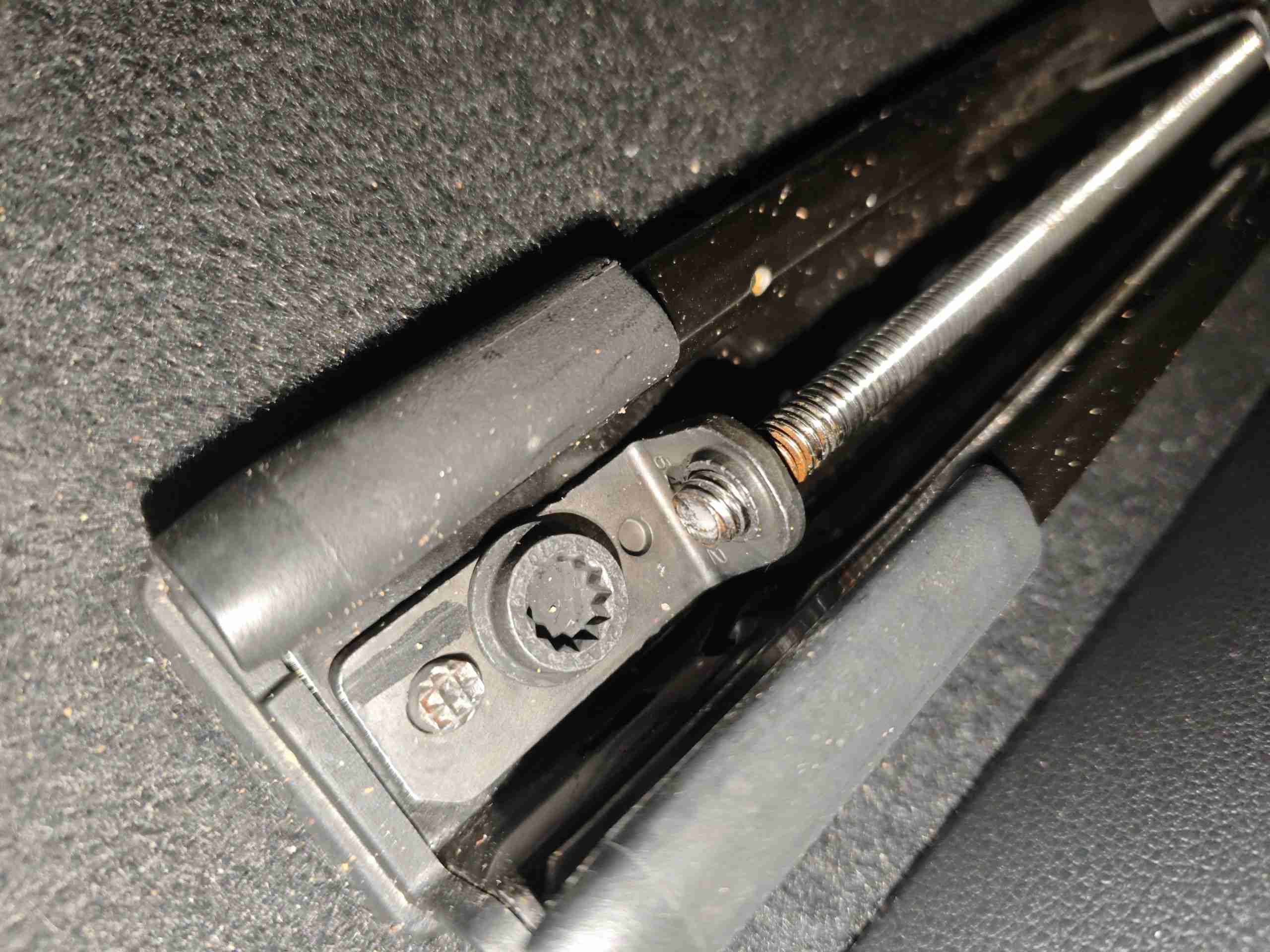左前座椅滑轨浮锈情况实拍